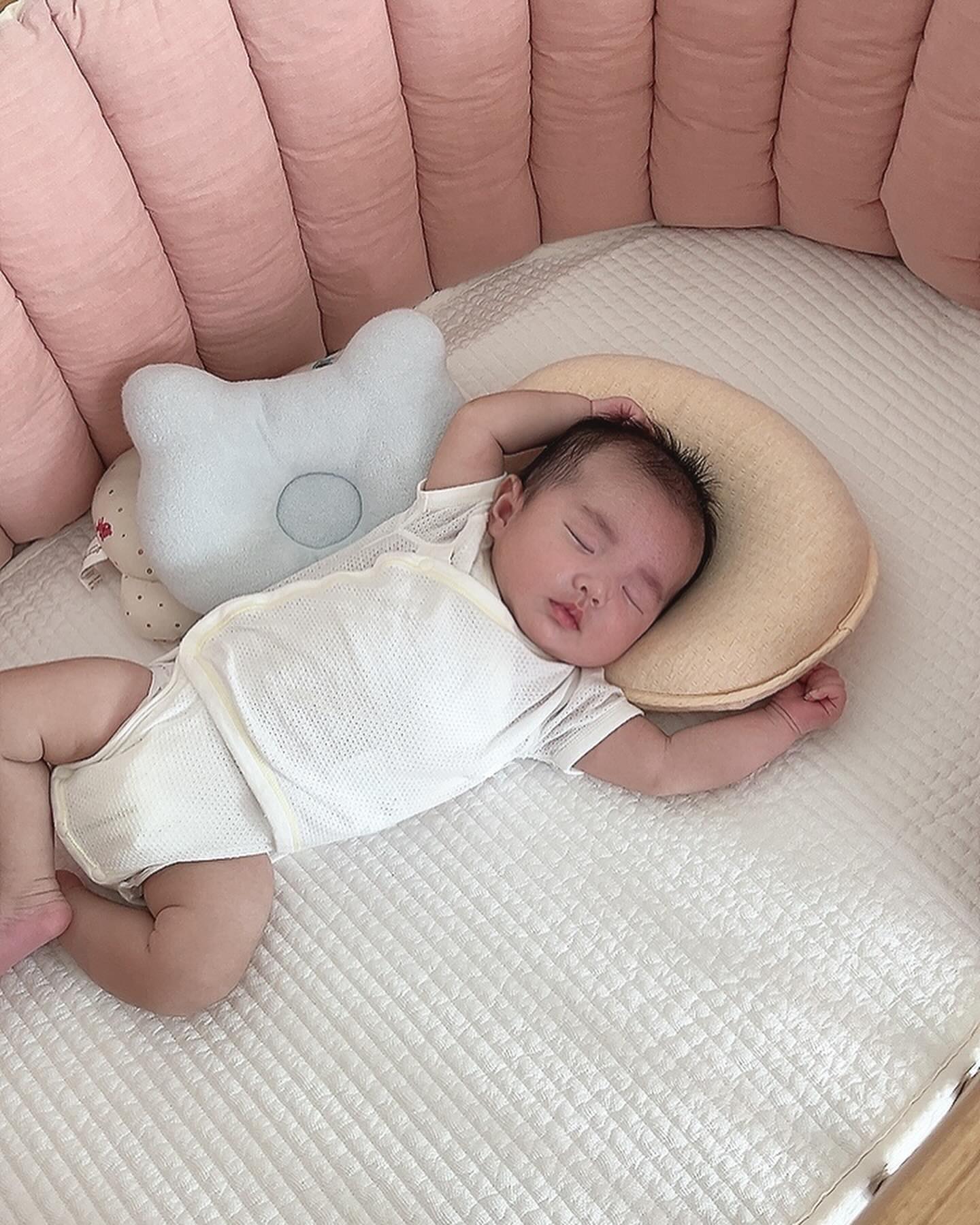 | 64일차 하루

맨날 얼굴 다 긁어놔서 손싸개 해두고 
뒤돌아서면 날아가고없다 ㅜㅜ

#악