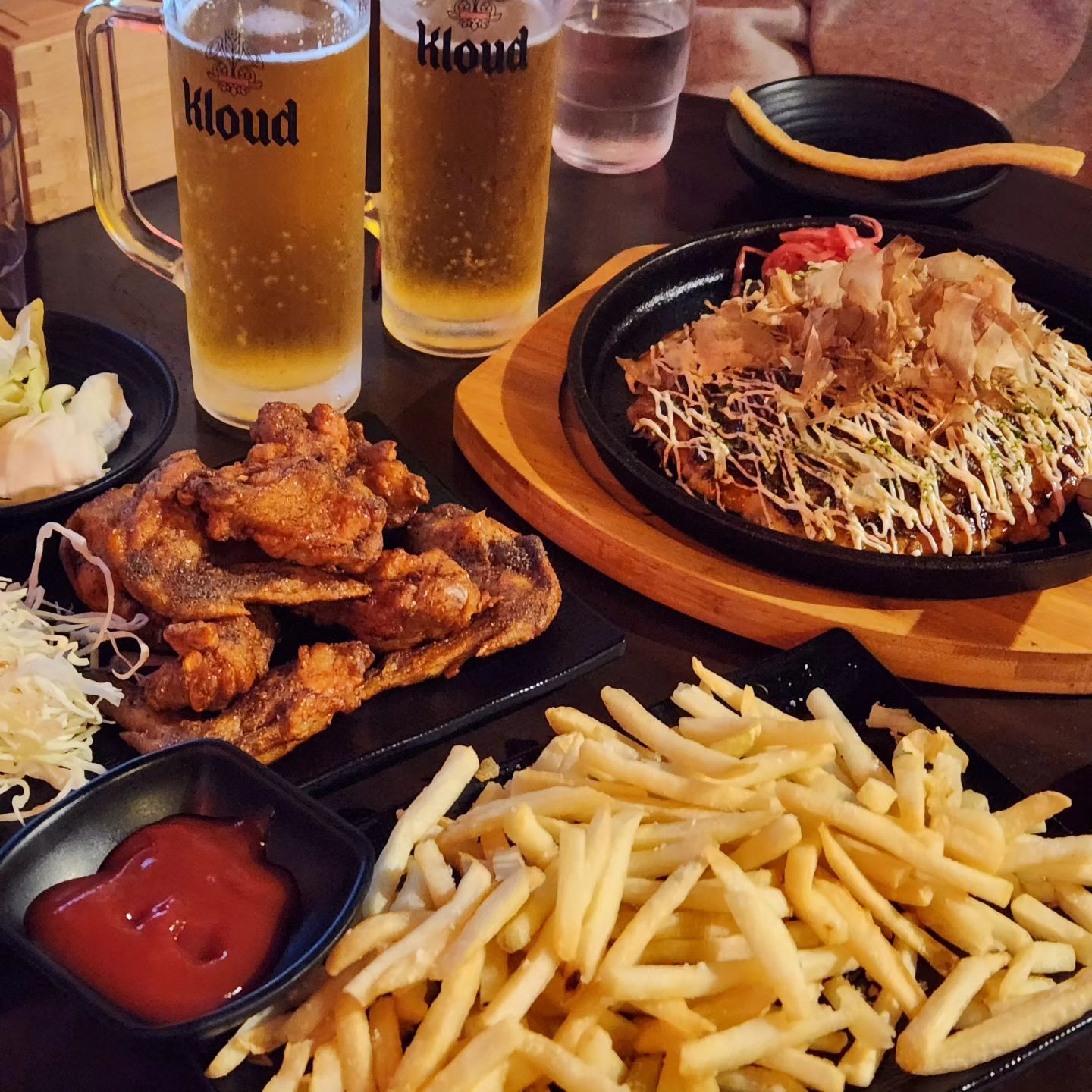 #협찬 철판오사카야 야당점에서 찐 오사카 맛집 느껴보기!
⠀
⠀
지난 금요일 불금을 즐기기 위해
철판오사카야로 세식구 출또옹 했어요!👨‍👩‍👧🧡
⠀
철판오사카야는 주문이 들어오면 바로 철판에서 요리를 해주시는
찐 오사카 스타일의 이자카야에요!🔥
⠀
오픈주방이라 요리하시는 모습을 구경? 할 수 있어서 흥미진진!
시간가는 줄 모르겠더라구요😆 ㅋㅋㅋㅋ
⠀
기다리기 힘드신 분들을 위해 빠른 요리 메뉴도 다양하게 있어서
메인메뉴 기다리면서 간단하게 한잔 하기에도 너어어어무 좋아요!
⠀
직원분들도 엄청 친절하시도 주문이 들어가거나 음식이 나올때 모든 직원들이 함께 메세지를 외쳐주시는데 너무 유쾌하고 재밌어요!
⠀
📍옞픽 메뉴
- 오코노미야키(고기,해물반반) 15,800원
- 테바사키 14,800원
- 감자튀김 7,800원
- 클라우드 생맥주 5,000원
- 도쿠리 7,500원
⠀
오사카 출신 일본인 셰프가 운영하시는 곳이라 그런지 일본 정통 오코노미야키가 진짜 퐁신퐁신하면서 넘 맛있었어요!
⠀
베스트 메뉴인 테바사키는 달달한 양념에 후추가 뿌려진 닭날개튀김인데 이건 뭐 그냥,, 한입 먹자마자 시원한 생맥 생각나버리는 그런 메뉴,,,🧡
⠀
감튀는 하라미가 좋아해서 시켰는데
엄빠가 더 많이 먹었다는ㅋㅋㅋㅋㅋㅋㅋㅋㅋㅋㅋㅋ😚
깨끗한 기름으로 금방 튀켜주셔서 그런지 튀김인데 깔끔 바삭바삭 너무 좋았어요!
⠀
⠀
파주 야당 근처에 사시는 분덜이나
놀러오시는 분들 요기 오사카 느끼러 꼭 가보세요!
⠀
⠀
teppan_osakaya_yadang
⠀
⠀
#파주맛집 #야당맛집 #파주야당맛집 #야당이자카야 #야당역이자카야 #파주이자카야 #철판오사카야 #철판오사카야야당점