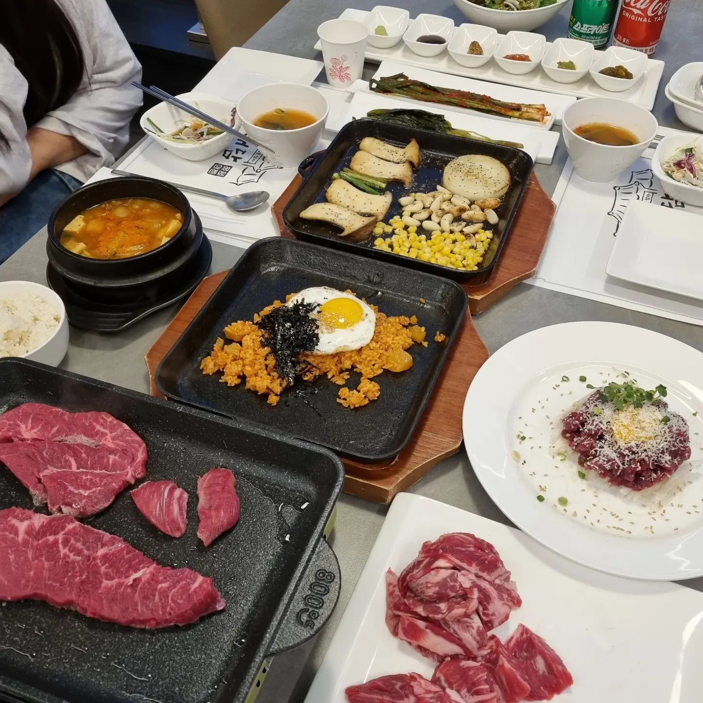 저 잘지내는지 궁금하신분?♡
건강식 챙겨먹으면서
체력관리 하고있어요~^^

컨디션 난조로 꼭 필요한곳에만
얼굴보이면서 다니는 중인데
이제 연말모임부터 송년회까지
넘 바쁠거 같네요♡

가족들과  외식장소로 좋고
연말모임하기좋은 #동탄고기집 #동탄우애담 
소개해봐요 :)

#동탄우대갈비 로 유명한곳인데 저는
소고기모듬한판 먹어보았어요!!

뷰도 어쩜 좋은지~#치동천맛집 으로
#동탄모임장소추천 해봅니다♡

기본밑반찬이 넘넘 잘나오고요
고기질이 엄지척! 최고라
질기면 뱉는 애랑 같는데 진짜 꼴딱꼴딱
넘어간다며 어쩜 잘먹는지!
오랜만에 품질로 맛으로 만족한 소고기 였답니다

다가오는 연말 #동2맛집 #동2모임추천 
#동탄회식장소 찾고계신다면
동탄우애담 강추해요!!

진짜 살살녹는 육회도 꼭 드셔보세요♡

#동2회식 #동탄가족외식#동탄소고기맛집
#영천동맛집 #동탄가족모임