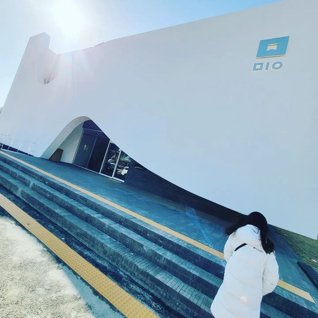 윤지니 on Instagram: "#협찬

●인천 영종도에 위치한 카페 '미음' 방문!
 방학ing 딸과 함께 인천대교를 달려
  도착한 영종도 카페 '미음'

- 한글 자모 "ㅁ"을 형상화 한 건물의 모양에 
  압도되어 멋지다  연신 감탄.
- 마시고 말하는 한자 입구(ㅁ)의 의미도
  함께 담고 있다고 한다.
- 내부로 들어가면 양 사이드로 계단이  궁전처럼
  올라가있으며 각각 다른 디자인으로 테이블 
  구성이 되어있어 자리잡는 재미도 있다😆
- 제일 좋은자리 오션뷰.  조용히 일렁히는 파도가
  아름다운 음악이 되는 카페 미음😊
- 4시이후에는 흐릿한 저녁노을이 그림이 된다
  는데 못보고와서 아쉬워 나중에 다시 꼭 가기로.

✔️빵도 갓구워지고 특히 페스츄리가 너무
  바삭하고 느끼하지않아 최고 빵 맛집인정🔅
✔️주차장이 굉장히 넓어서 주말에도 주차가 편
  하고  주차요원분들이 굉장히 친절하셨음😍

@cafe.mieum

#마시안카페 #마시안해변카페 #영종도카페 #영종도해변카페 #미음 #카페미음 #노을맛집 #서해노을카페 #시흥카페 #인천카페
#좋아요 #맞팔 #주부일상 #칼맞 #좋아요반사 
#먹방 #카페스타그램 #카페투어 #일상"
