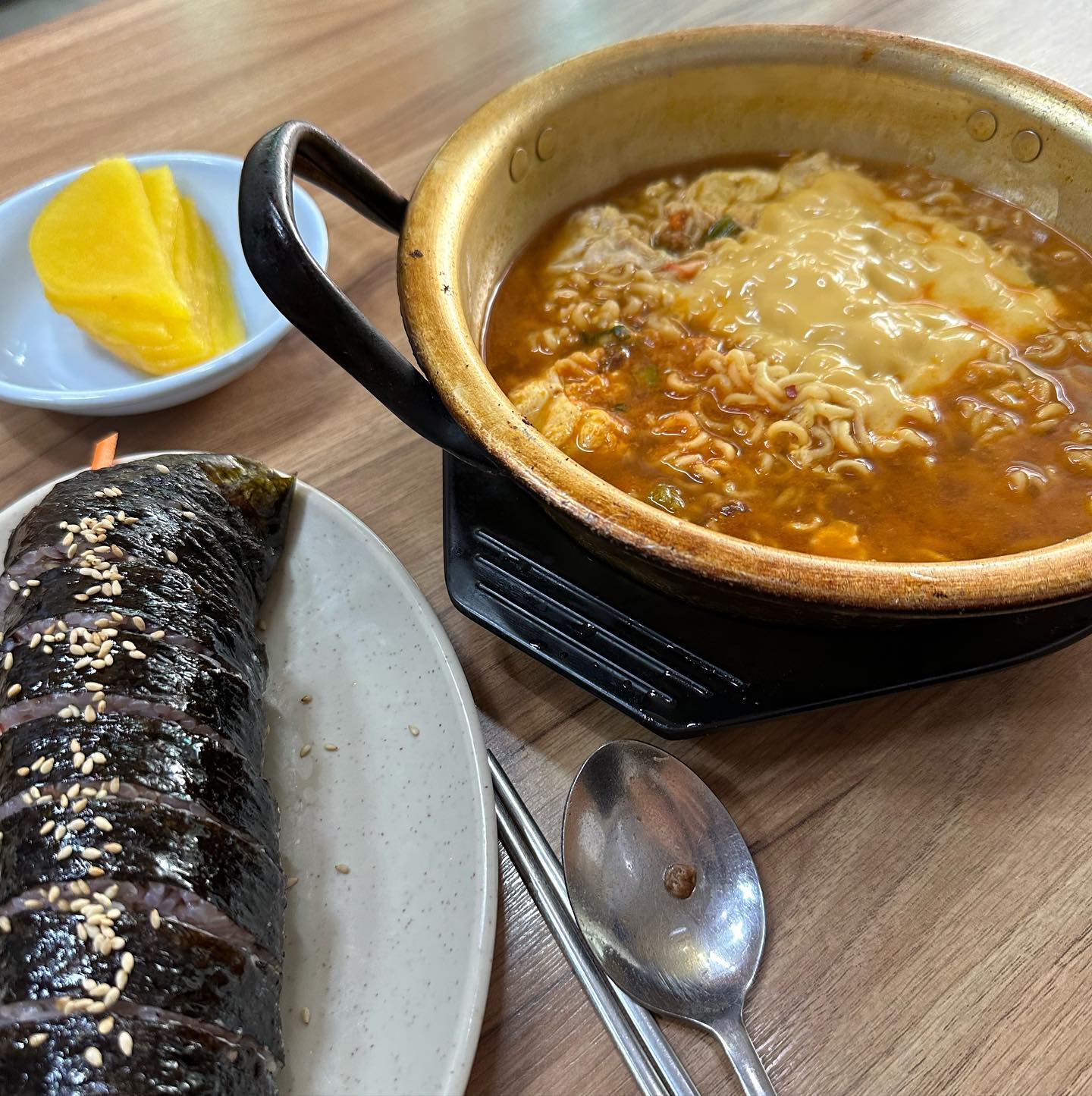 위로
신한계좌신설 하러 은행
동삼소에서 법인인감 멋지게 뽑아가
오예 대기자가 없어 바로 들어가
안가져온 필요서류 엄청 많아
그치만 메일로 멋지게 보내
동삼소 멋지게 한번더 갔다와
기다려 내차례야
사업자랑 등기랑 이름불일치
주식회사 어디로 갔지
사업자등록증 이름 바꿔와
뭐가문제야 하나은행에선 됐는데?
3년동안 이상태였는데 
암문제 없었는데
담당자 누구야
#누구긴너지
#배고파뭐먹지
#참치김밥#치즈라면#단무지