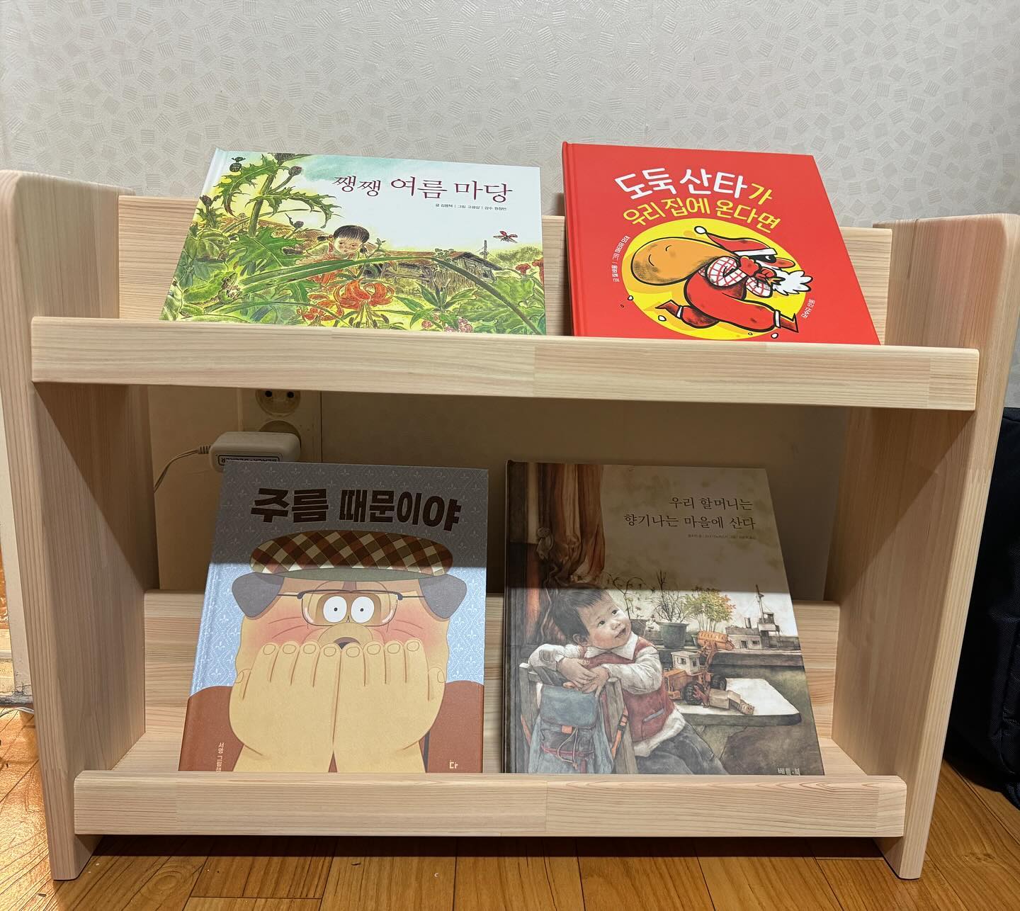 .
유아책장 사야하는데 고민하고 있다면
바르숲 유아책장 어때요?
출산 앞두고 책 선물 받은거 어디다 둬야 하나 고민하다가
추천받게 된 전면책장 📖

배송도 빠르고 공간도 차지하지 않아서 너무 좋네요 ❤️
작은 공간에 쏙! 

✅ 조립해야하나요?
아니요, 조립된 상태로 배송되어서 택배상자만 열면 됩니다 ☺️

수납도 넓어서 여러개의 책들이 많이 진열된답니다
색감도 너무 좋고 편백나무향이 나서 더 좋은거 같아요
국내 자체제작이라 더욱 더 믿고 사용할 수 있네요 🤩
두꺼운 목재 사용으로 내구성이 뛰어난 바르숲 2단책장 📖

아기자기하고 예뻐서 자꾸 보게 되는 2단 유아책장
얼른 책장을 가득 채우고 싶네요 ☺️

📍
https://smartstore.naver.com/ghk0809/products/9657317522

-
-
-
#전면책장 #유아책장 #바르숲 #편백나무책장 
#바르숲전면책장 #바르숲유아책장 #2단유아책장
#편백나무원목 #아기책장 #2단아기책장 #전면책꽂이책장
#어린이책장 #아동책장 #키즈책장 #2단책장 #편백나무유아책장