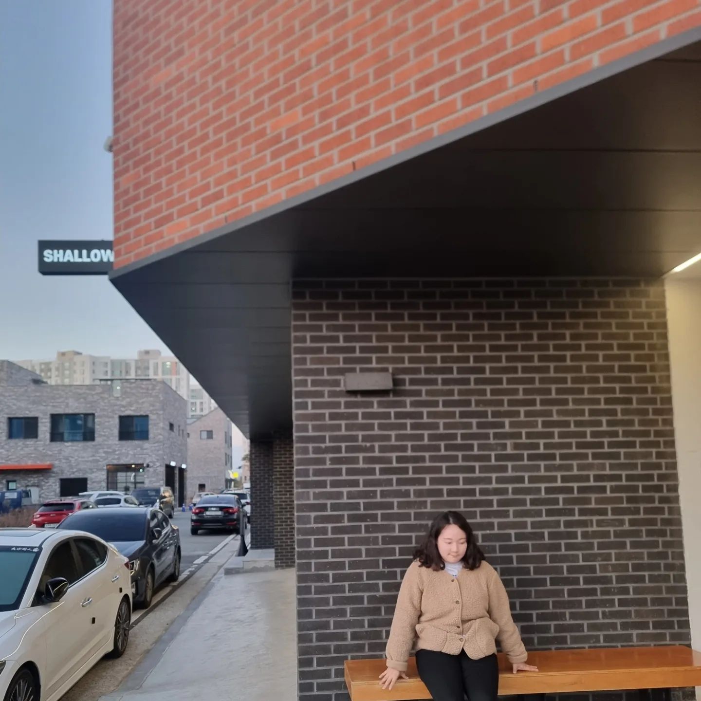 울산 송정동 애견 동반 가능한 카페 샬로우 커피

사람 많고 북적북적 한 곳을 좋아하지만 카페 만큼은 조용한 곳을 좋아하는 나❗️❗️

지금까지 두 번 방문했는데 카페의 이런저런 이야기 소리 외에 조용해서 좋았는데

해 질 때가니 노을도 예쁘고 자연광 뿜뿜이라서 더 좋았던 곳!

 아기 의자도 있고 매장도 넓고 반려동물도 동반 할 수 있으니 얼마나 좋아
언젠가.. 나도 반려동물 데리고 가야지 ㅋㅋ

영업시간

11:00~22:00

(21:30 라스트오더)

​

주차

가게 앞, 골목

#인스타감성#감성#갬성#카페#일상#데일리#힐링#기분전환#분위기#카페추천#울산송정카페#소통#인친#맞팔#선팔#오오티티#좋반#좋아요반사#팔로우#팔로우늘리기#팔로우반사#갤럭시#울산아이랑가볼만한곳 #울산핫플#울산송정반려동물동반카페#울산송정카페추천#울산#댓글#한줄반사#내돈내산