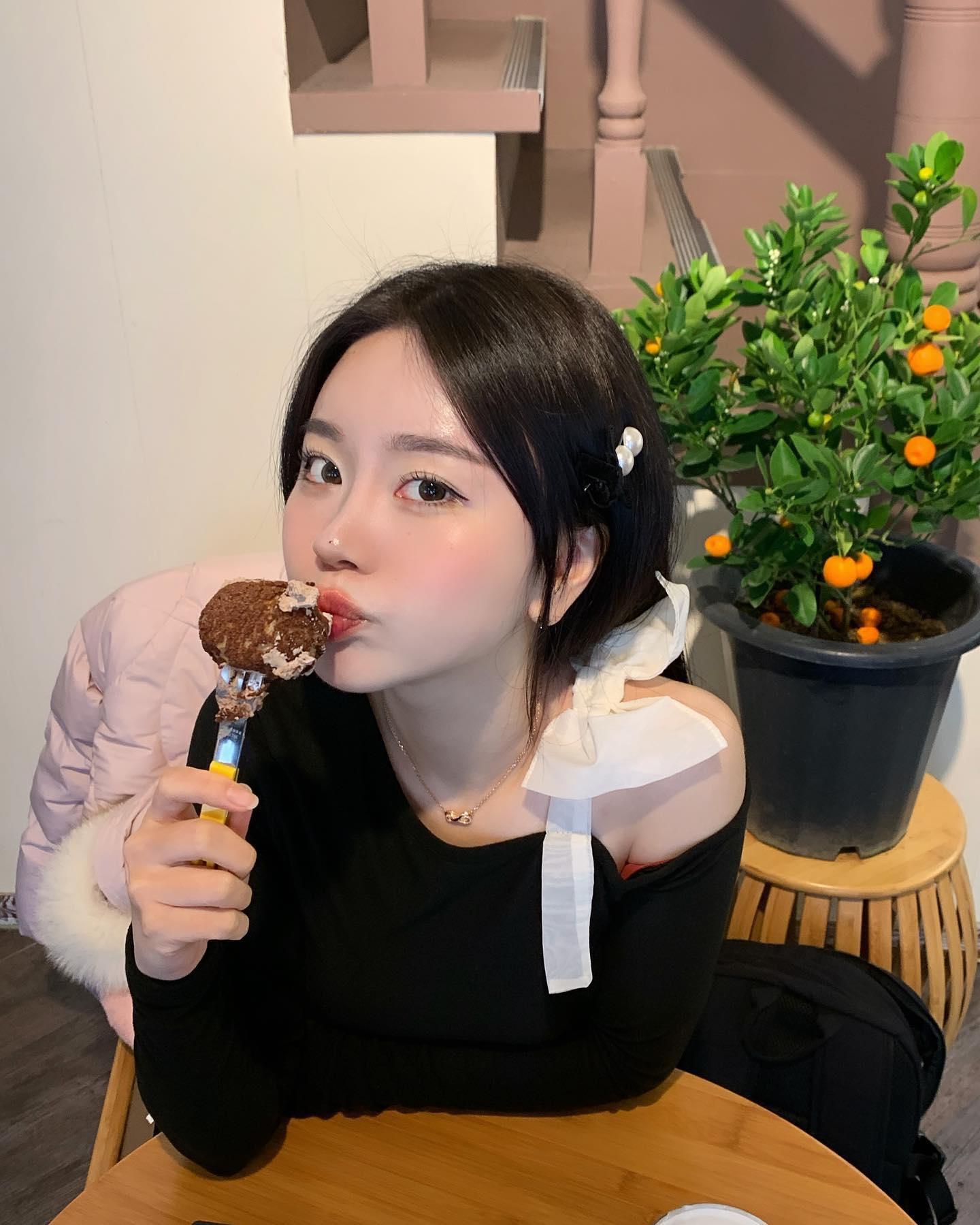 쪼꼬 슈크림 잔뜩 들어있는 초코 생토노레 🍫
짱 마싯다 hian_cafe