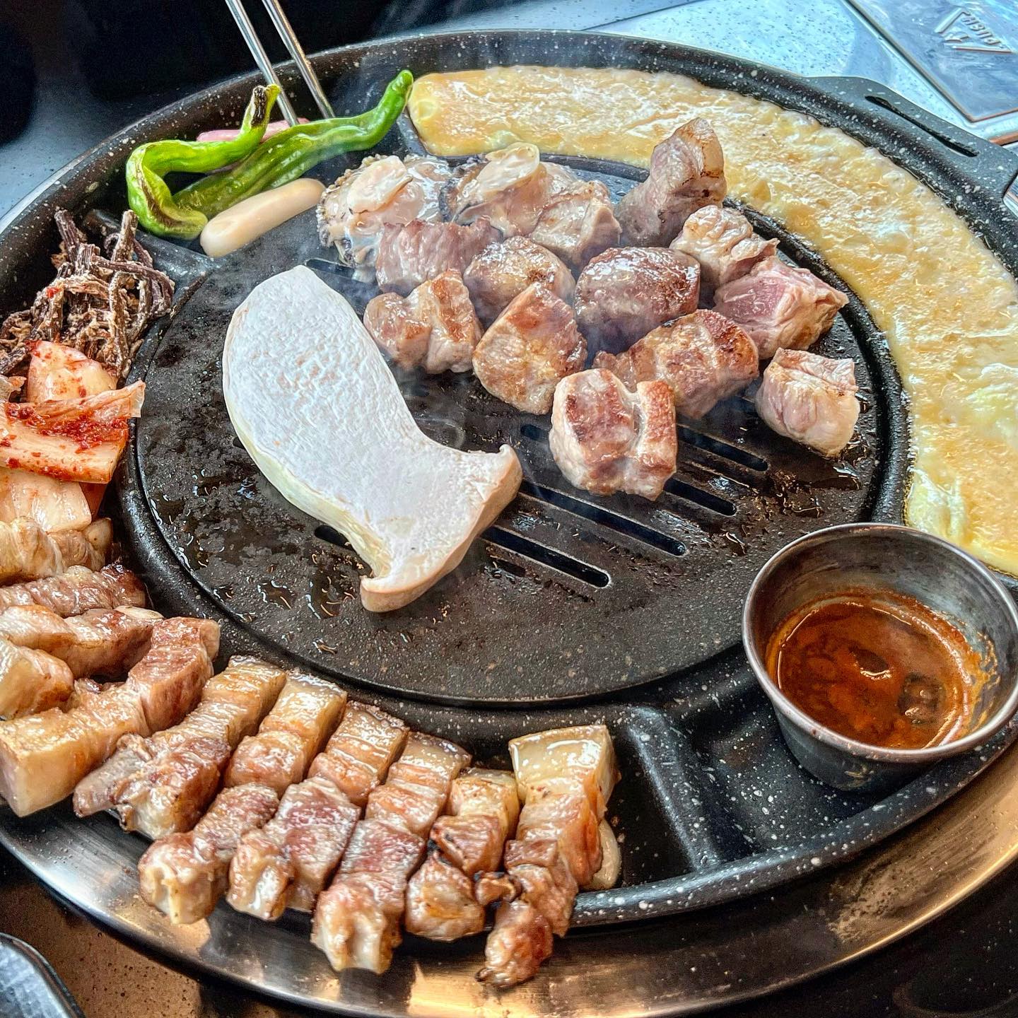 🍴#협찬 #머기제주
#제주맛집 #제주흑돼지 #제주고기
#중문숙성돈가 #제주중문맛집 #제주중문흑돼지

맛있는 흑돼지 맛집 !
넓는 내부와 구워주는 집이라 마음에 쏙 ❤️
계란도 있어서 좋았고 김치찌개도 존맛탱

셀프바도 있어서 먹고싶은거 맘대로
먹고싶은것들 먹을 수 있어서 좋았어요

#맛있다그램 #먹스타그램 #꿀맛 #존맛 #존맛탱 #핵존맛