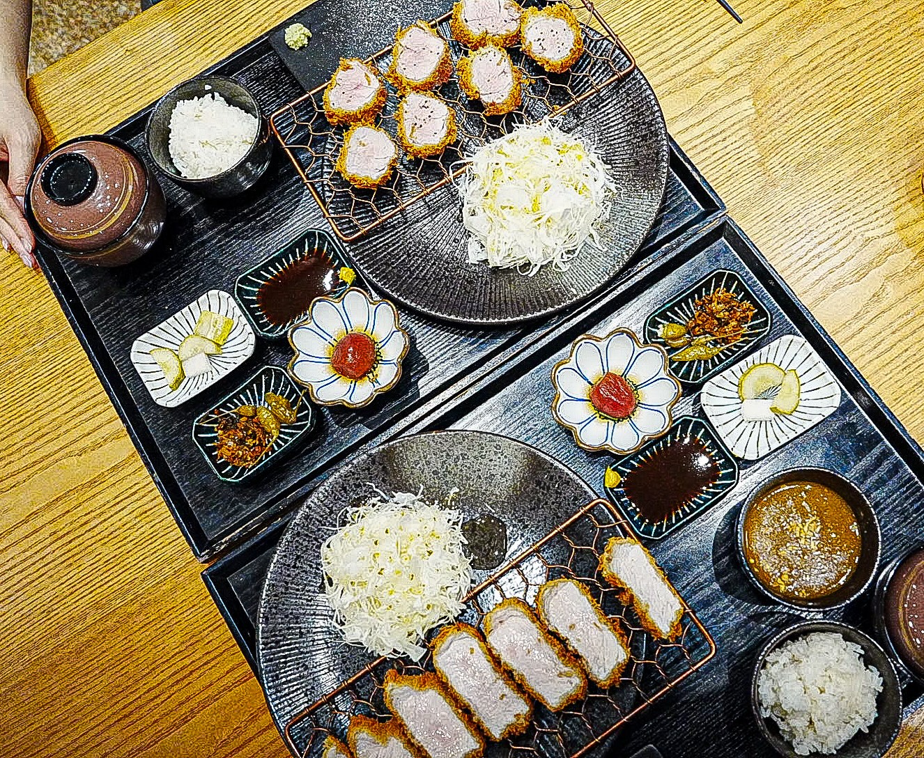 🍴 [유유카츠 해운대점 방문 후기] 🍴

📍 위치: 부산 해운대구 좌동로91번길 25 2층

💬 후기:
해운대에 있는 유유카츠에서 인생 돈까스를 먹었어요! 이곳은 일본식 정통 숙성카츠 전문점으로, 특히 제주 흑돼지 블랙돈까스가 유명하답니다. 튀김옷은 바삭하고 얇아 느끼함 없이 고소하고 부드러운 돈까스를 즐길 수 있었어요. 🐖✨

💫 추천 메뉴:

	•	제주흑돼지 로스카츠: 고기가 정말 부드럽고 촉촉해요. 겉은 바삭하고 속은 촉촉한 완벽한 조합!
	•	스페셜 모둠카츠: 등심, 안심, 치즈카츠를 한 번에 맛볼 수 있어요. 다양한 맛을 한 번에 즐기고 싶다면 강추!
	•	치즈멘치카츠: 멘치 속에 치즈가 듬뿍 들어있어 풍미가 가득해요.

🍜 사이드 메뉴: 돈까스와 함께 즐길 수 있는 자루소바도 별미였어요. 돈까스와 소바의 조합이 이렇게 좋을 줄이야!

📸 인테리어: 내부는 넓고 쾌적하며 혼밥하기에도 좋은 바 형식의 좌석이 있어요. 오픈키친이라 요리 과정을 볼 수 있어 믿음이 갑니다. 🧑‍🍳

🛍 편의성: 포장과 배달도 가능하니 집에서도 편하게 즐길 수 있어요.

👍 한 줄 평: 해운대에서 만난 인생 돈까스! 다음에 또 방문하고 싶어요. 💯

유유카츠에서 맛있는 돈까스 한 번 드셔보세요! 🥢

#해운대맛집 #유유카츠 #돈까스맛집 #해운대돈까스 #부산맛집 #인생돈까스 #혼밥맛집