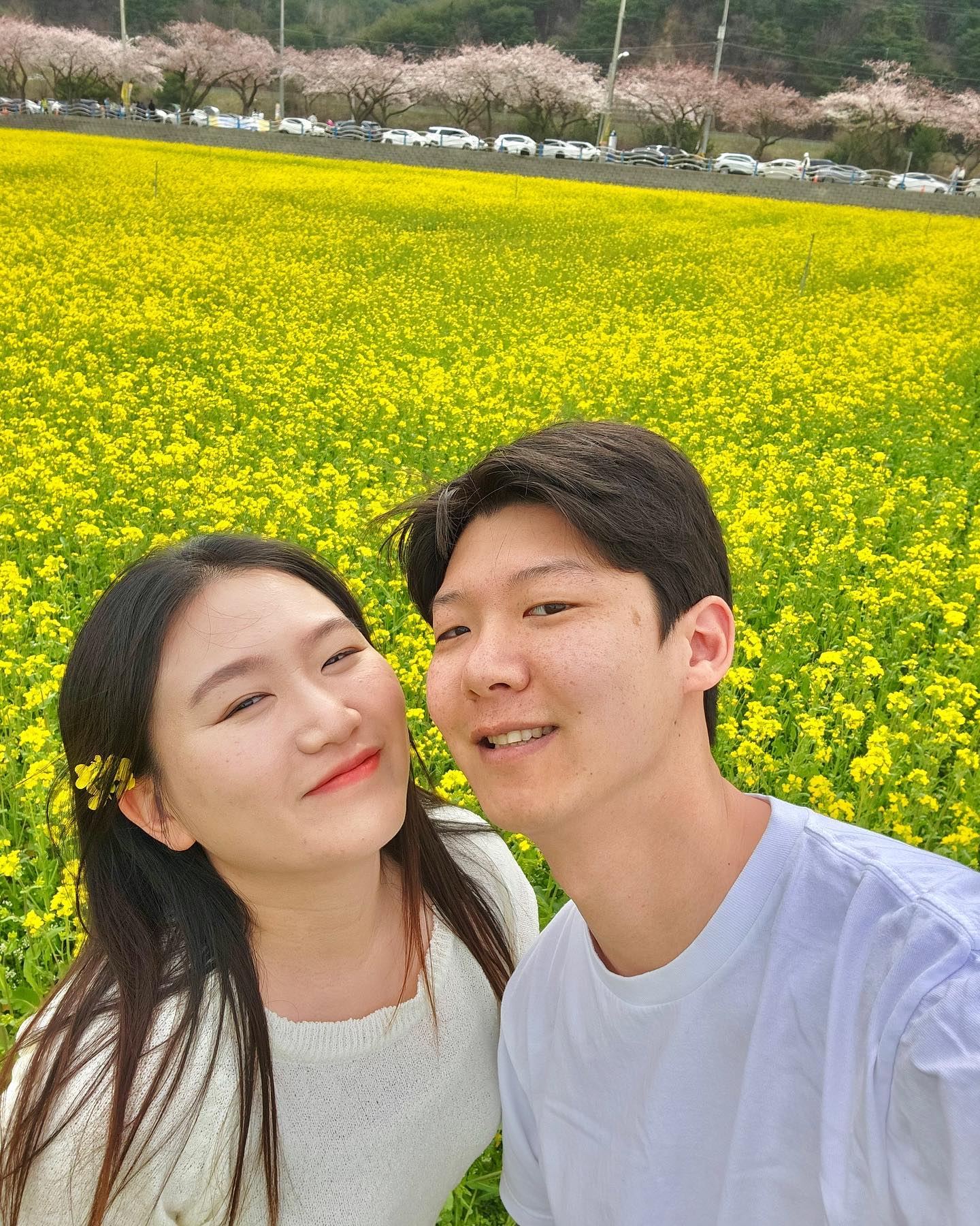 꽃놀이하기 참 좋은 요즘이죠🤍 올해에도 꽃놀이 하러 찾아왔어요 삼척🌼 유채꽃과 벚꽃이 만개해서 주말동안 꽃 놀이 제대로 하고 가요😍😍 삼척 맹방의 유채꽃 축제 내년에도 꼭 올려구요😍💕

#꽃놀이 #데이트 #주말여행 #예비부부 #동갑내기 #동갑내기부부 #커플 #럽스타그램