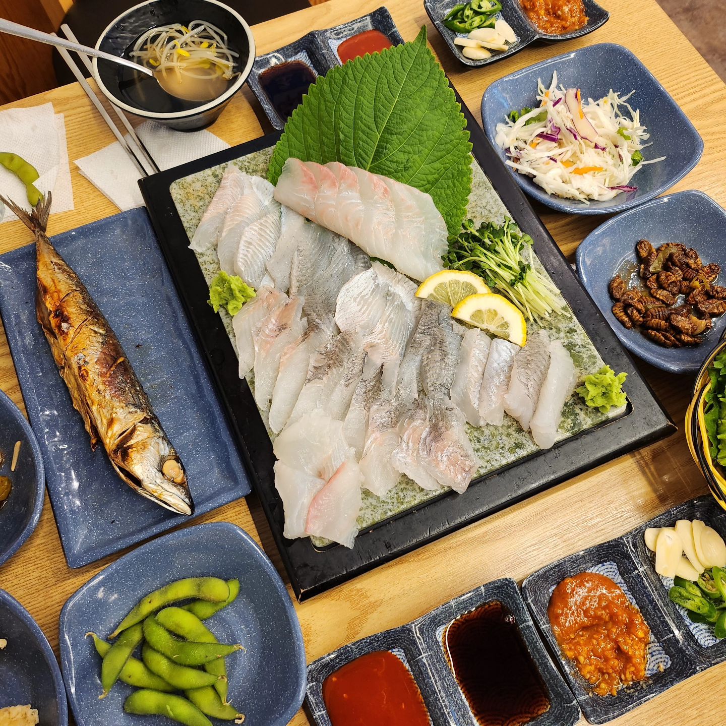 회는 얇게 썰어야 맛있는거였어
#도다리회#우럭광어

식감최고
아주만족😃
#영횟집