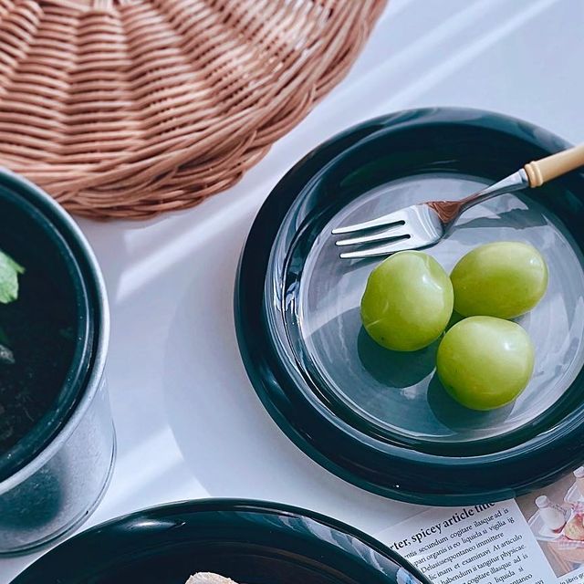 세세라기 on Instagram: "#제품제공 @tasted.official #테이스티드 #테이스티드그릇 #홈카페 동글동글 시크한 블랙 색상이 반짝이는 플레이트 소개해드려요🖤 어떤음식을 담더라도 음식에 집중되고