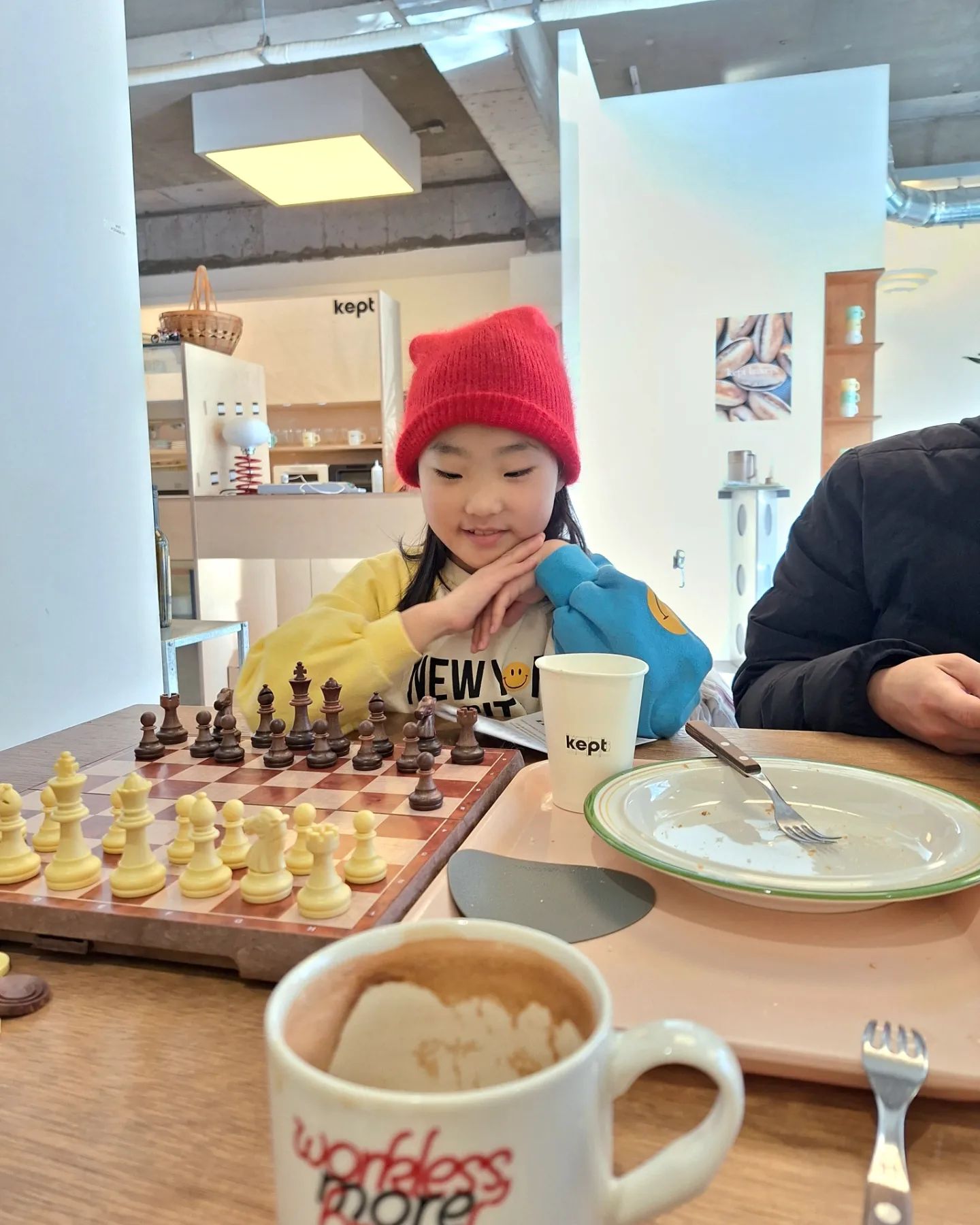 진짜 겨울이 왔다
골골대는 딸래미위해
몸보신하자고
아점으로 낙지탕탕(봉표)&해신탕(은표)해먹고
카페나들이~~~
이제 그만 도서관가서 책읽고 있으렴
엄마 혼자 시간 좀 보내고 갈게요 ㅋ
진짜 23년 얼마 안 남았다...

좋아하는 카페 옆에 도서관
#좋다좋아❣️