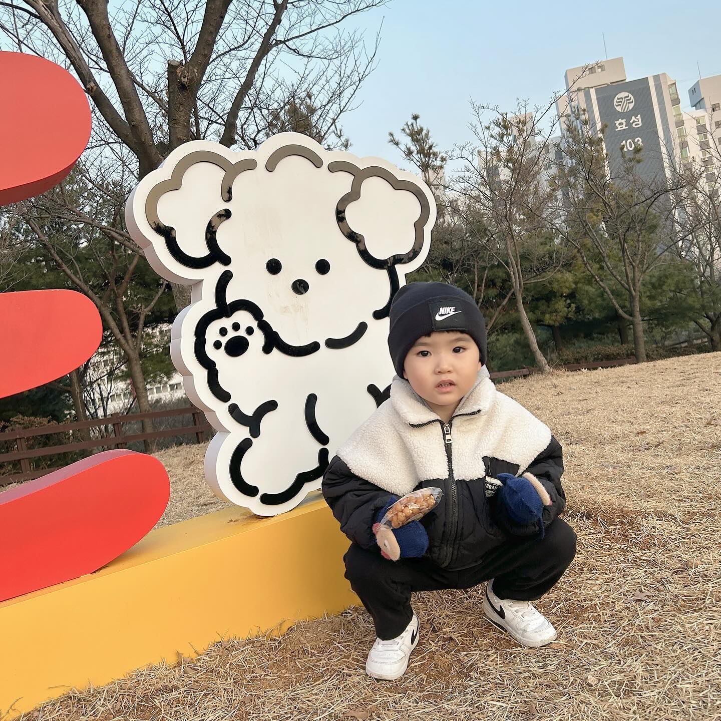 앉아있는폼이 완전 형님인데 ㅋㅋㅋㅋㅋ
마! 뭐 보노! 😎

요새 말도 잘하지만 그와 동시에
떼를 급나게 부려서 내 인내심 바닥나는중..
미친4살이라고 왜 그리 불리는지 오백번이상 이해간다
ㅋㅋㅋㅋㅋㅋㅋㅋㅋ

제발 한번에 애미 말 좀 들어주.........