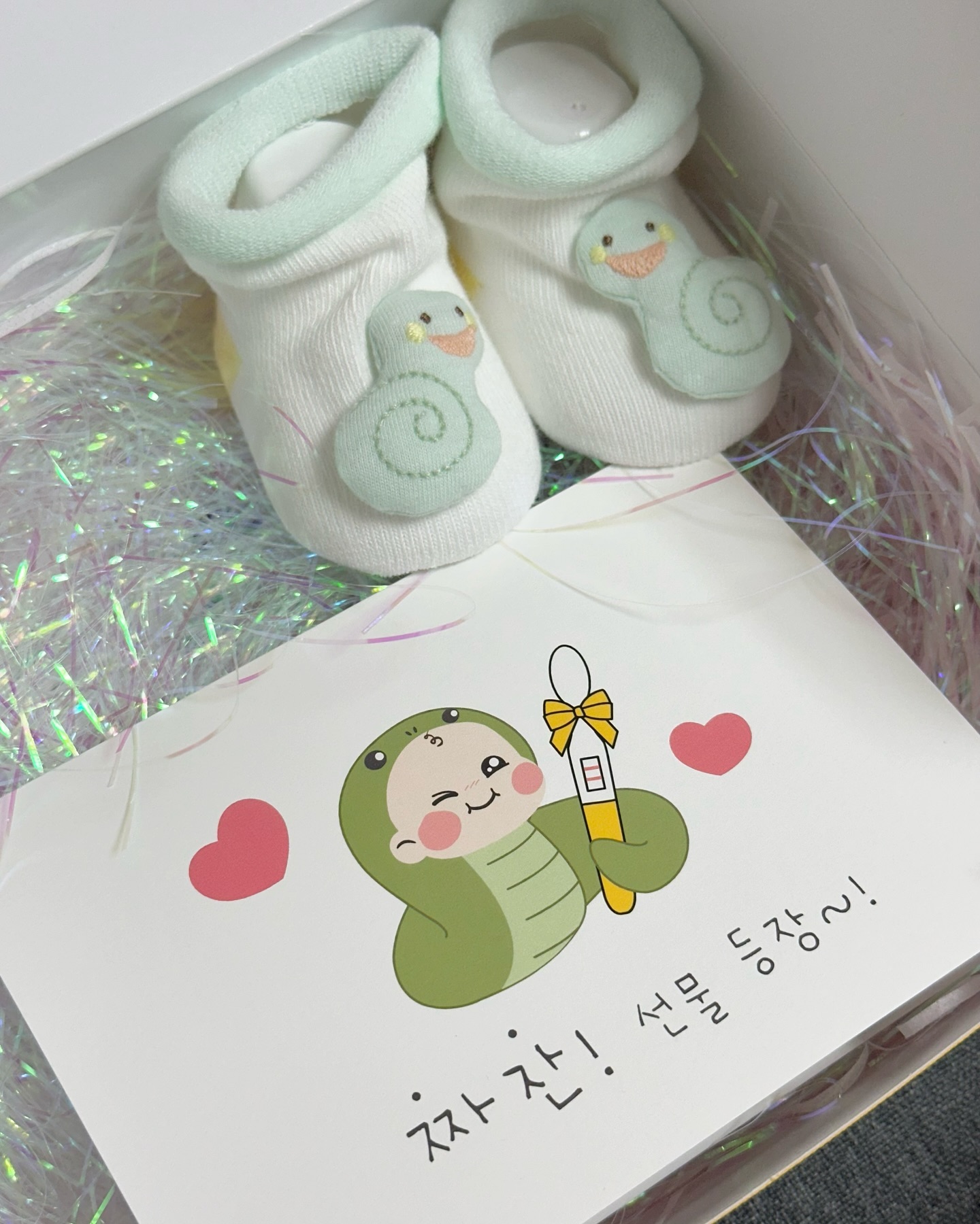 안녕하세요, 찌닝입니다✨

제가 요즘 피드 업로드도, 답방도 많이 밀려있는데.. 그 이유는 바로 저에게 찾아온 새 가족 때문이었습니다🫢
아직 초기여서 조심스러운 마음에 최대한 쉬며 지내고 있어요.
천천히 컨디션 조절해가면서 놀러갈테니 조금만 기다려주세요ღ 

#임밍아웃
#뱀띠맘 #뱀띠아기 #6w2d