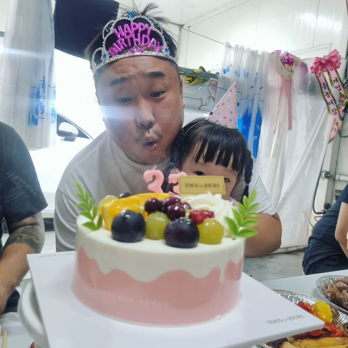 #첫줄
내 남자 생일 축하행💕🥳
#촛불만5번켰ㅋ #정작주인공은마지막에부심 #소원뭐빌었닝?~
.
.
#깡자매 #생후2189일 #생후860일 #어제보다오늘더사랑해 #대칠씨💕