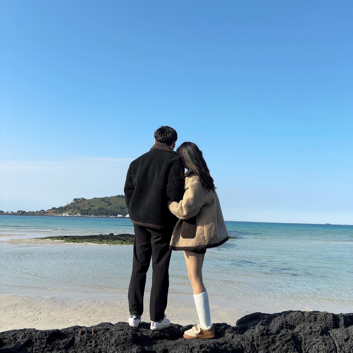 제주 바다 너무 예쁘자냐 🌊🌊
날만 따수웠으면 바로 퐁당 하고싶 ..🥹🏊🏻‍♀️🏊🏻‍♀️
(자기 키 커보일거라며 더 높은 곳에 돌 밟고 선 바캥준ㅋ)