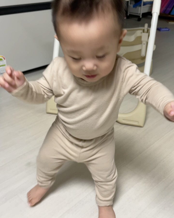 걷는다 걸어!!
.
.
.
#이제더사고뭉치겠지 #맨날자빠지겠네 #신발사대야지 #지네엄마야 #369일에걷는다