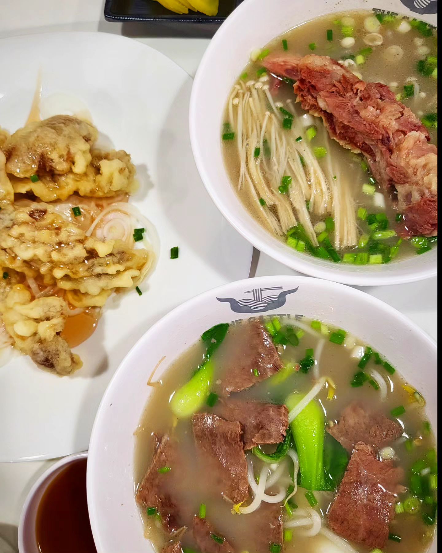 #협찬

넘 맛있는 소고기 꿔보로우와 우육면 그리고 소국밥이 있던 더캐틀

꿔보로우 많이 먹어봤는데 요기 더캐틀은 소고기라 그 맛이 더 깊고 부드럽고 정말 바삭바삭 소스도 상큼달콤 취저였어요!

그리고 저희는 왕갈비밥이랑 소국밥을 주문했는데 고추기름 빼고 먹어도 짱맛 넣어서 먹어도 짱맛 취향대로 고를 수 있어서 더 좋더라구요~!! 다음엔 꼭 우육면을 먹어보고 싶을 정도로 한국분들 입맛에도 딱 맞는 시청근처 맛집이었어요!!

사장님 친절하신건 덤이었쥬~! 쵝오!

주소 : 대전 서구 둔산동 1434 더캐틀

#아시아음식#둔산동맛집#점심#우육면#대전시청맛집#대전가볼만한곳#대전맛집추천#대전중식#데이트