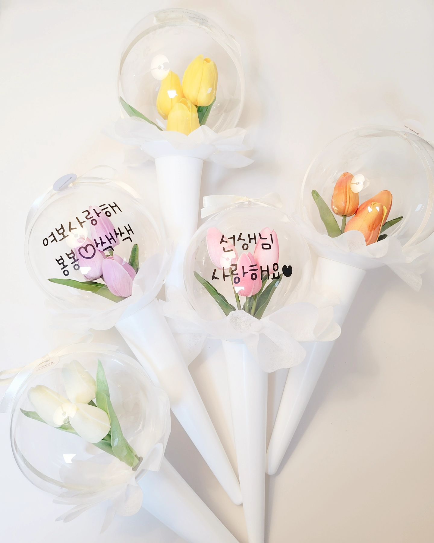#소중한오늘 

너-모 귀요미 사이즈 꽃풍선이에요 :)

5가지컬러로 제작 가능합니다♡
핑크 / 퍼플 / 옐로우 / 오렌지 / 아이보리 

간단한 문구로 가볍게 마음전하기 좋겠쥬~¿
오픈톡으로 문의주시면 빠르게 답변 드릴게요🫶🏻

#프로투잡러 김사장은 내일 또 출근인데 
작업실이 집으로 오니까 사부작사부작 움직이게되네요ㅋㅋ
주말 마무리 알차게 하시고 월요팅하세요 :)

소중한오늘을 좀 더 특별하게,