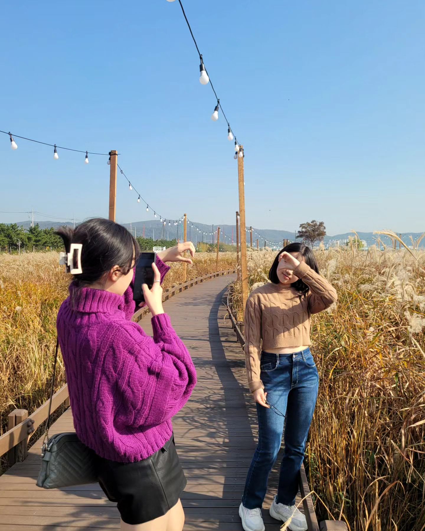 #가을나들이🍁🍂 
.
.
단풍 대신 억새...
마무리는 고기~
.
.
#태화강 #억새군락지🌾 
#딸들이랑데이트
#울산 #가을 #덥다더워💦