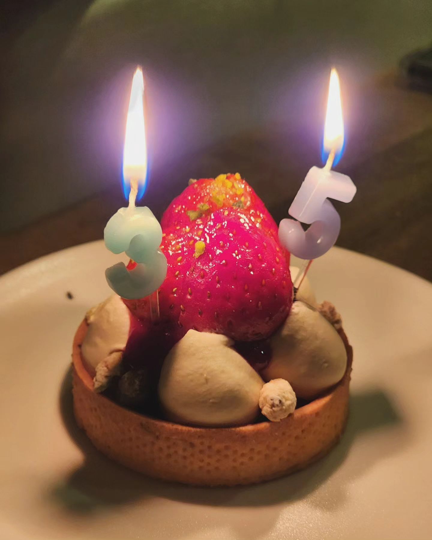 최근에 나이를 또 한 살 먹어버렸어요. ㅎㅎ
생일이라고 이것저것 많이 먹었더니 나이도 늘고 살도 늘고..

올해는 처음으로 아이가 선물을 준비해줘서 특히 기억에 남을 것 같아요.
가장 반짝반짝 빛나고 예쁜 색으로 골랐다고 하는데, (결제는 남편이 ㅋㅋ)
제 눈에도 제일 예쁘더라구요.

뭘 했다고 벌써 1월의 마지막 날인지 모르겠지만,
다가오는 2월도 화이팅! :)