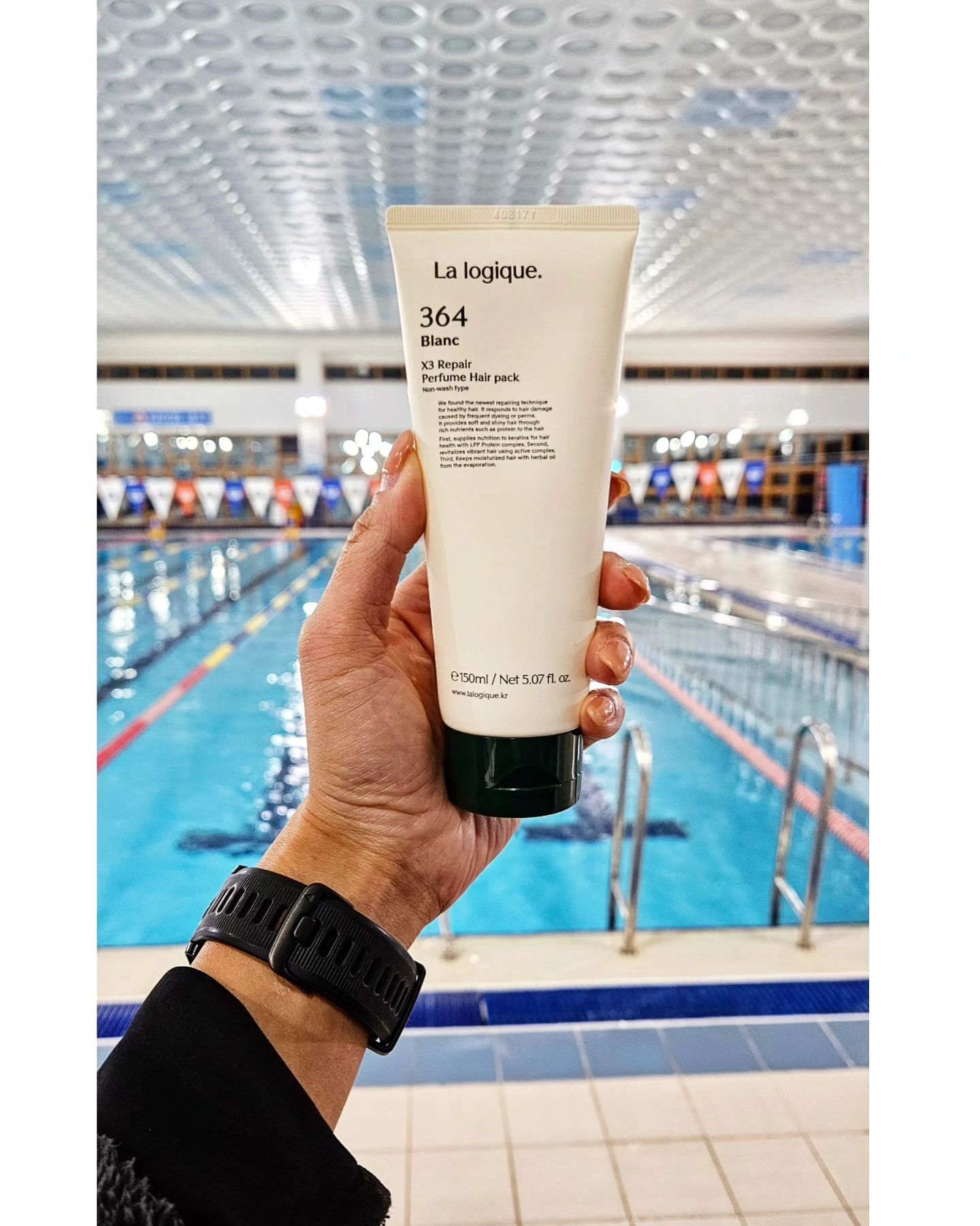 라로지크 리페어 퍼퓸 극손상 논워시 헤어팩 150ml

오늘 소개해 드릴 제품은 
라로지크 x3 리페어 퍼퓸 헤어팩 제품 입니다

저는 자주 염색하고 펌 하는걸 좋아 하는데요
그래서 머리카락이 푸석푸석하고 빗질조차 힘든 극손상모 에요
관리 없이 방치된다면 탈모나 다양한 두피질환으로 발전될수 있다고 해요
매일 손상받는 모발 단백질 케어는 필수에요

튼튼하고 건강한 모발이 되기 위해선 단백질을 꼼꼼하게 채워주는 것이 필요 합니다

제품리뷰 시작합니다^^

제품을 보면 번호가 써 있는데요 검색해 보니 3가지 향이 있더라구요

- 보송보송한 느낌 가득한 부드러운 비누향 364
- 자연의 싱그러움을 가득담은 달콤한 블랙베리향 329
- 프리지아 꽃을 한아름 담아낸 은은항 프리지아향 342

8시간 이상 오래도록 향기롭게 향기가 지속 됩니다
자연유래 성분을 80% 이상 함유하여 자극없이 안심하고 쓸수 있도록 저자극 약산성으로 만들었다고 해요

원하시는 향으로 구매후 사용하시면 좋을것 같습니다

이런분들께 추천해요🙋‍♀️
- 푸석푸석한 빗자루 머리결
- 녹아서 끊어져버리는 머리카락
- 자주펌을 하거나 염색 하시는 분
- 잦은 열기구 사용으로 빗질이 어려우신 분 

적당량을 짜서 머리말리기 전 촉촉한 상태에서 바르고 그 상태에서 드라이 해주면 부드럽고 향기도 좋더라구요 저녁에 수업 끝나고 샤워하고 매일 사용하고 있는데요 머리가 차분해 지고 부들부들 효과 대박입니다 머리카락 손상이 심했는데 부드럽고 윤기가 흘러요

천연유래 3종 오일이 들어있는데요 
이 3종 오일이 모발을 열로부터 보호하고 도움을 준다고 해요
아르간 커넬오일/코코넛 야자오일/호호바씨 오일

안에 오일이 한가득 들어가 있어서 굉장히 꾸덕하고 
바를때 약간 기름지다는 느낌을 받으실수 있는데요
혹시나 바르고 떡질까봐 살짝 걱정 했는데

바르고 드라이기로 말리고 나면 그런생각이 싹 사라집니다 은은하게 퍼지는 향과 부드럽게 내려지는 머릿결 너무 좋왔어요

<3중 단백질 충전으로 머릿결 갈라짐 집중케어 가능>
- 3종 단백질 케어로 모발 끝 갈라짐 개선
- 3종 자연 유래 오일로 열손상 방지 코팅
- 씻어내지 않아 더 간편하고 영양은 강력하게
- 글로벌 니치 향수를 오마주한 라로지크만의 힐링 

저처럼 손상된 머리결과 잔머리가 많으신분들도
부드러워 지고 만지면 기분좋은 머리결로 가꿀수 있는 많은 도움을 받으실수 있는 헤어팩 이에요

사용이 간편하고 보습력 이나 발림성 만족도
가 너무 좋습니다 

일반적인 헤어팩은 샴푸 후 머리에 바르고 기다려야 되는 번거로움이 있는데
라로지크 헤어팩은 논워시 제품으로 팩 사용 후 씻어내지 않아도 된다는 점이 세상 편합니다
저처럼 귀차니즘 한가득 이신 분들 추천 합니다

라로지크lalogique.kr 로  제품을 무료로 제공받아 작성한 후기 입니다

ps. 회원님들이 지나 가시면서 머리 하고 오신거냐 차분하고 이쁘다 , 무슨 향수 쓰신거냐 향 너무 좋다고 계속 물어보셔서 너무 기분 좋왔고 자꾸 손이 가더라구요ㅎ 
좋은 제품 만들어 주시고 협찬 해주셔서 감사합니다 

#협찬 #제품제공 #라로지크 #라로지크헤어팩 #노워시헤어팩 #손상모헤어팩 #탈색모헤어팩 #극손상헤어팩 #트리트먼트추천 #퍼품헤어팩 #헤어팩추천 #단백질헤어팩 #손상모관리 #곱슬모관리 #반곱슬관리 #헤어팩추천 #헤어단백질 #노워시트리트먼트
