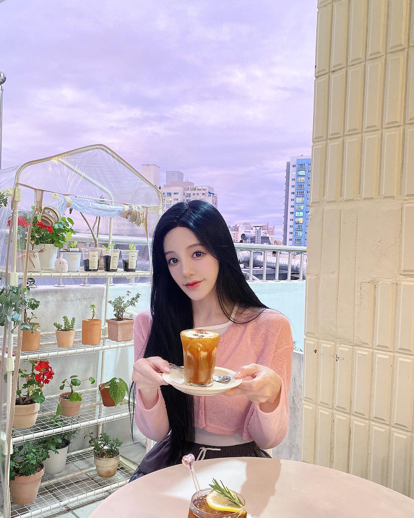 보랏빛 하늘💜 
꾸덕한 크리미라떼☕️🤍
#크리미데이지 #옥탑카페 

_

#부평카페 #옥탑개조카페
#평리단길카페 #평리단길 
#크리미데이지카페 
_