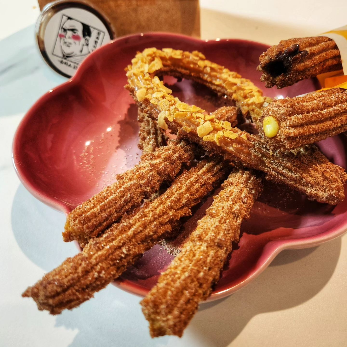 #협찬 #츄러스1500 20231115 🥨

집 가까운 곳에서 츄러스 맛집을 발견!!🥹 여긴 진짜 좋은 기회얻어서 갔지만 맛도 진짜 맛있고 사장님도 넘 친절하셔서 오다가다 단골 될 듯한 곳🫶

#스틱츄 (오리지널) ₩4,700 
#오리지널롱츄 (슈크림필링)/(초코필링) ₩2,700
#링츄 (바싹후레이크) ₩3,000 ✨️

우리는 포장 했는데 저녁 먹고 먹으려다 츄러스 냄새에 못이겨서 집 가는길에 스틱츄 두세개를 먹어버렸다^^,,, 주문 즉시 조리해주셔서 그런지 뜨끈뜨끈하고 맛이 이미 다른 츄러스랑 비교가 안되더라ㅠ 롱츄 안에도 필링 맛이 잘 배여있었고 링츄는 보는 맛도 있고 먹는 맛도 있어서 넘나 행복🥰

참, 요기는 주문이 들어가면 그때그때 반죽을 해서 만들어주시는데 펄펄 끓는물로 하는 익반죽이라 식히는 시간도 필요해서 마감 한 시간전부터는 반죽이 불가하다고 한다. 9시 마감이면 8시부터는 기존 반죽이 떨어지면 마감이라고 하니 좀 여유를 갖고 가면 좋겠다❣️

종류가 진짜 다양해서 고르는데 한참 고민해따 다 먹어보고파서😆 아이스크림이랑도 같이 먹고팠는데 요 아인 담에 도전해보기로하고 배달도 잘 되어있다니 추워지면 배달로 시켜묵어봐야디...🪄

🎀 churros1590_mega
✨️ 위치 > 경기 안양시 만안구 덕천로 120 (안양동) 1층 츄러스1500
⏰️ 영업시간 > 12:00 - 21:00 (월요일휴무)

#포부남녀 #pobu_namnyeo #먹스타그램 #안양맛집 #안양디저트 #안양츄러스