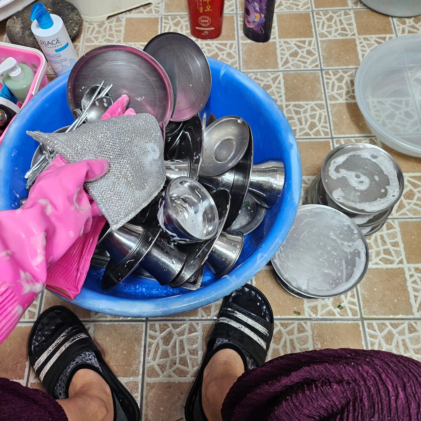 행복한 연휴 보내시나요?!😊
전 폭풍 설거지까지 끝내고 
부리나케 공항으로 고고🥰
똥강아지들 오랜만에 만나니 너무 좋더라고요❣️

불쌍한 내 손ㅜㅜ 건조해서 그런건가요?!
찢어지고 터지고 ㅠㅠ 
핸드크림을 바꿔야 하나 ㅠㅠ 😭 

남은 연휴 서울에서 더 보내고 집으로 고고🫶