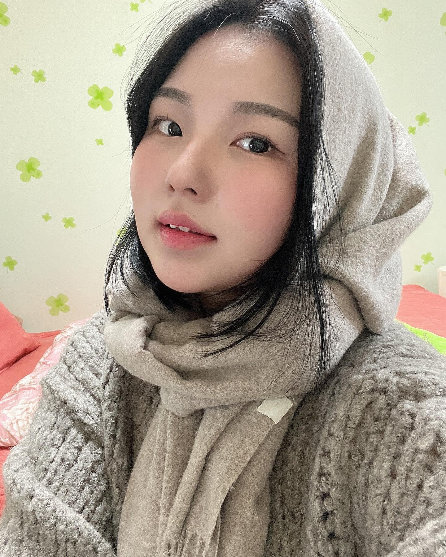 요즘 이렇게 목도리 뒤집어 쓰는게 유행이라며?? 따뜻하긴 하네🤭귀도리 샀는데..
