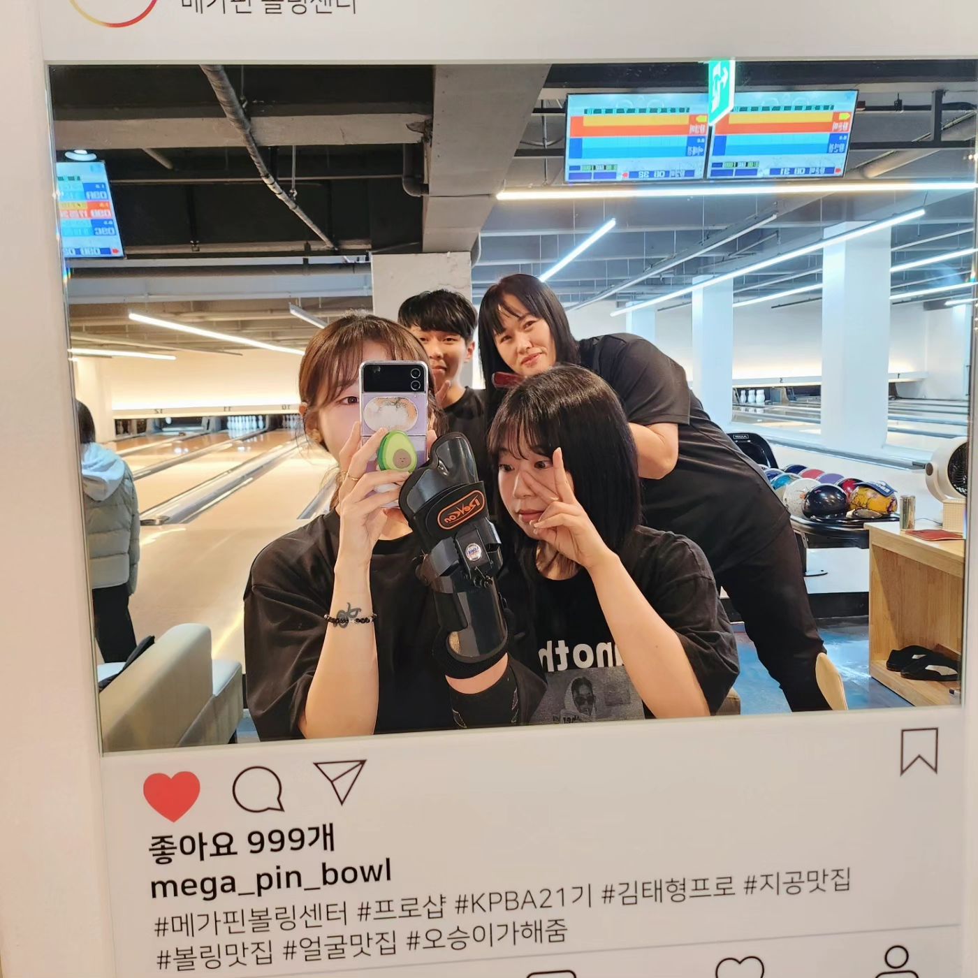 오랜만에 가족볼링💘
⠀
⠀

우볼가서 엄마볼백챙기고
뉴서울가서 여동생볼백챙기고
인천넘어와서 남동생태우고..
또 비투가서 남동생볼백챙기고
겨우 메가핀도착,,
⠀
메가핀 함번 가봐야지했는데
이렇게라도 와서 다행이라고 해야겠지(..?)

이제 다시 비투가서 남동생볼백내리고..
남동생자취방와서 냥냥이들이랑 간식먹구..
⠀
뉴서울갔다가 우볼갔다가 집가야지...🔥

어쨋든 아빠 2박3일 시합가서 심심한 엄미 놀아주기 성공🤣
⠀
⠀

⠀
또 논너가께🥴 음료수곰아오 b_zzuuu
🎳 mega_pin_bowl
⠀
⠀
⠀
⠀
⠀
⠀
#볼링스타그램 #볼린이 #볼링 #bowling #여자볼러 #메가핀볼링장 #원정볼링 #볼링가족 #일상 #볼링자세 #연습 #점수보다자세 #볼링티셔츠 🎳