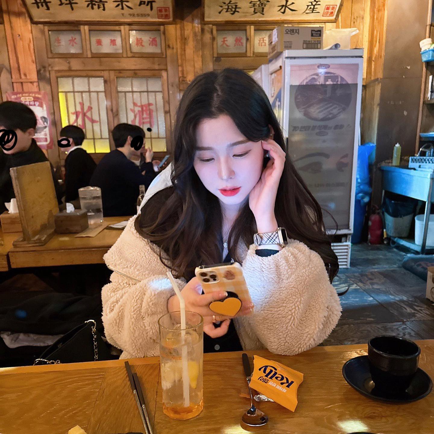 아까 유나가 찍어준 사진🫶🏻 보조 배터리 뿌셔먹고 젓가락 세 번 떨어뜨리고 비도 와서 우울한 채 집에 온 나..👧🏻 피치트리 먹자마자 눈이 왕방울만해진 유나 👩🏻 지겹게 예쁘다 해주는 사랑스러운 애랑 놀아서 행복했당. 주머니 속 바리바리 내 간식과 양파는 귀여워서 그냥