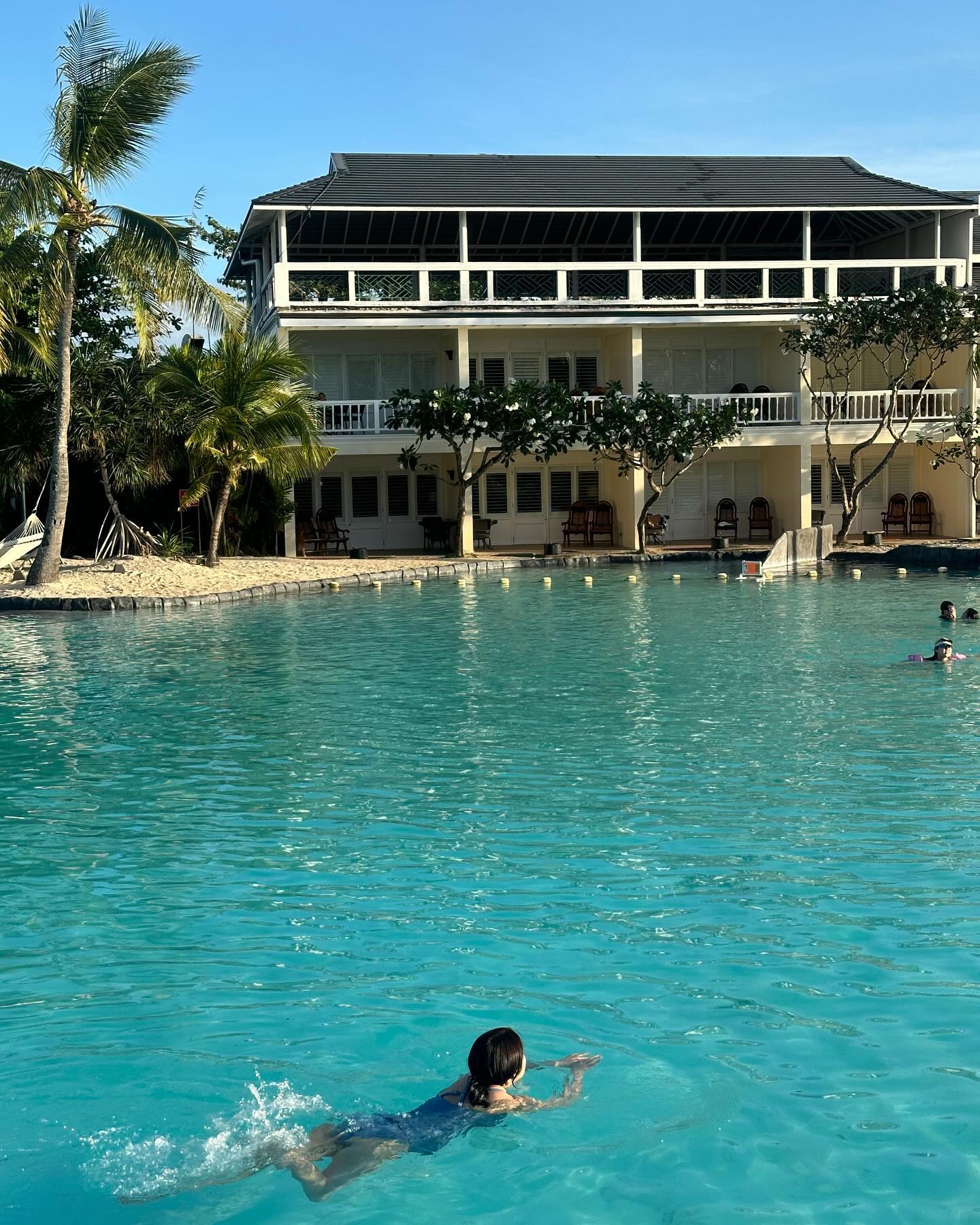 나 돌아갈래🏊‍♀️

수영장에서 열심히 배운거  뽐내고 싶었는데
몸에 수평이 안잡혀서 결국 소금쟁이 수영🥲

낮엔 열심히 수영하고 밤엔 리조트내
레스토랑에서 흡입, 이렇게 편할 수가!
메뉴선택은 남편 픽😋
피지레스토랑 바베큐플레이트와 가지볶음(?)
인데 가지볶음 정말 지금도 생각나는 맛🫶
한국인의 맛이었다👏👏