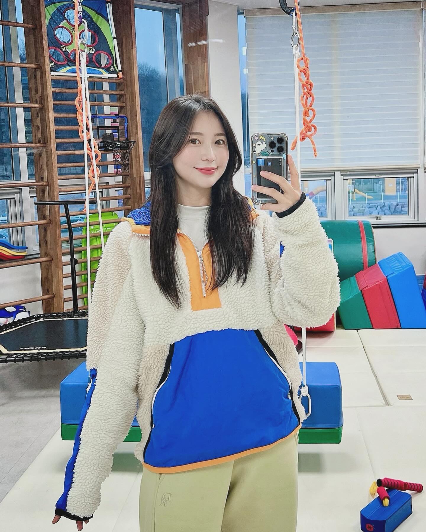 .
식습관에 대한 각오를 이어가기 위한 기록!!
한달간의 다이어트+GM식단후기
이거 올리면서보니 한달도 안 되서 3-4키로 빠졌네 우왕👍👍

살 찐 채로 1년이상을 지냈고, 점점 더 살이 찌고 있는데다가
오후에 과자먹는 습관이 너무 좋지 않은 것 같아서
결단이 필요하다는 생각이 들어 빡다이어트를 시작했다!!🔥🔥

우연한 기회로 GM식단을 했는데, 느낀 점이 많아 기록해두려고 한다.

GM식단은 과일/야채/소고기가 주를 이루는 일주일치식단인데,
정제/가공식품이 완전히 배제된 자연식단이다.
본래는 무염에 가까운 식단이지만
나는 본래 싱겁게 먹는 사람이라 무염으로 수분을 빼는 건 의미없다 생각해서
소금물도 계속 마시고, 소금간 정도는 충분히 해먹었다

하루에 700-800정도로 칼로리섭취량이 매우 낮은데,
신기하게도 GM식단을 하는 동안 컨디션이 아주 좋았다.
(물론 6일차쯤 되면 좀 멍하고, 집중이 어렵긴 함ㅜ)

1. 항상 점심먹고 2-3시쯤 너무 졸렸는데 식곤증이 아예 하나도 없음!!
2. 보통 그 시간에 단 군것질거리를 찾게 되는데, 간식이 안 땡김
3. 속이 너어무 편안함
4. 이게 가장 신기한데, 숙면을 하게 됨.
 나는 항상 수면체크를 하는데, 본래 잠을 깊이 못 자는 사람이라 
  깊은 수면수치가 다른 사람들보다 3-4배 이상 적어서 맨날
  수면품질이나 깊은수면시간이 빨간불...🥲인데, gm시작하고 
  식단한 후로 눈에 띄게 수면이 좋아졌음👍

중간에 잠을 적게 잔 날들이 몇 번 있었는데, 신기하게도 그런 날은
바로 밥먹고 오후에 졸리면서 간식이 땡긴다는 사실을 발견했다 우와....👍
정제/가공식품을 먹지 않는 것만으로도 신체컨디션이 이렇게 좋아질 수 있다는 게 너무 신기하기도 하고, 한편으로는 조금 무서웠다.
그 독소를 해독하느라 내 몸이 피곤해지는거구나 하는 생각에ㅎ

GM식단이 끝났어도 최대한 정제/가공식품들은 피하고,
자연식을 많이 먹는 식습관을 유지해야겠다는 결심을 했다🔥🔥

물론...발리가서는 먹을 거지만😂😂
발리다녀와서도 계속 다이어트도 식습관도 킵고잉!!🔥🔥

아, GM단점은 손발이 겁나 차갑고 몸이 추움.....🥶
한의사선생님이 나 곡류랑 따뜻항 성질 음식 많이 먹으랬는데😂