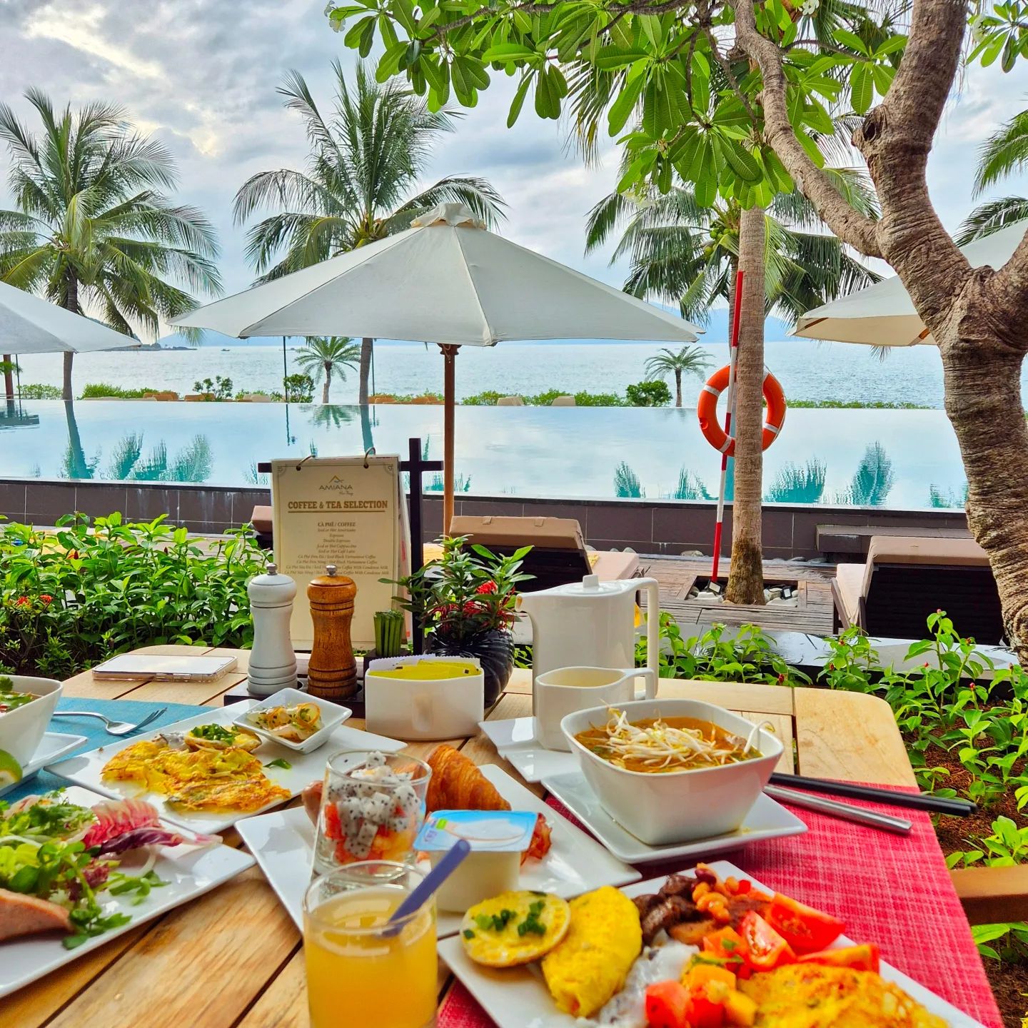 🏝🍽 Amiana Reaort 조식.
 나트랑 아미아나 리조트 조식이 맛있다고 소문나 있어서 기대를 많이하고 왔다.
 첫째 날은 야외 테라스에 앉아 수영장과 바다를 바라보며 먹었는데, 둘째 날은 조금 늦게 나왔더니 야외테라스에 땡볕 아래 자리뿐이라 실내에서 먹었다. 실내라고 시원하진 않았다. 덥지 않을 뿐.
 아미아나 리조트 조식은 소문 그대로 정말 맛있었다. 음식 종류도 많았다. 조금씩 여러 개 퍼와서 먹다 보니 배가 부른데도 맛있는 건 또 많이 퍼먹고 싶고... 과일은 꼭 먹어야 하고... 그놈의 식탐.