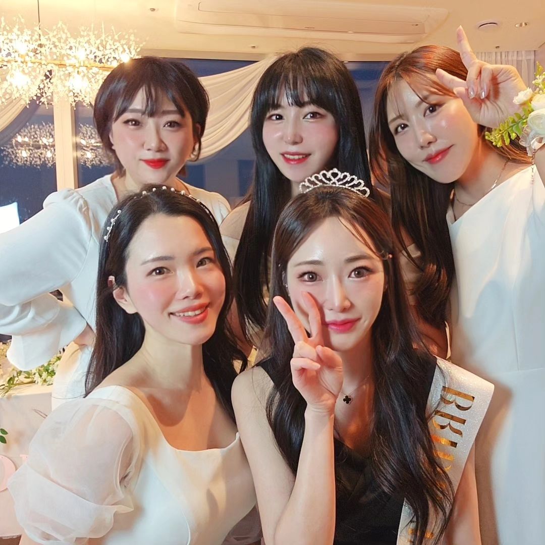 왠지 오랜만에 나가 젤루 신났던건 바로나 ㅋㅋㅋㅋ
결혼 너무 축하해 ㅜㅜ♥
꽃길만 걷기를...즐거웠어, 꿈같아
#브샤 #한강뷰 #자부데이 #친구스타그램👭