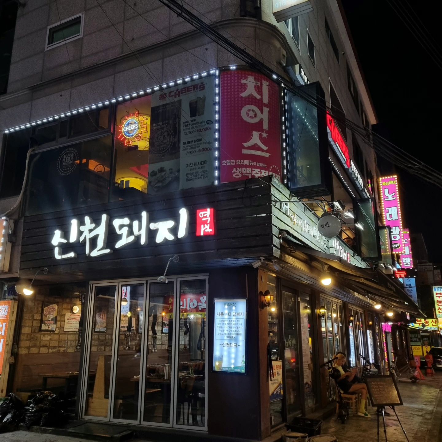 #협찬
고기도 맛있지만 , 구워주는 고기는 더 맛있다 🐷
삼겹살은 말모말모 ! 목살도 너무 부드러워서 놀람 👀
고기도 고기지만 사이드를 좋아하는 나로써 여러가지
밑반찬까지 다 하나같이 맛있고 ,처음부터 끝까지 구워주시는 
덕분에 너무 편하게 즐길수 있음 여긴 왕왕 추천 👍
#신천돼지
#직접구워주는고기어떤데
veteran_fnc_ceo

ㆍ

ㆍ

잠실새내맛집 #잠실야구장맛집 #잠실새내고기집 #신천돼지
#잠실새내삼겹살 #잠실새내회식 #잠실삼겹살 #잠실새내데이트 #잠실새내고깃집 #잠실새내역맛집 #스토리앤체험단 #스토리앤

-