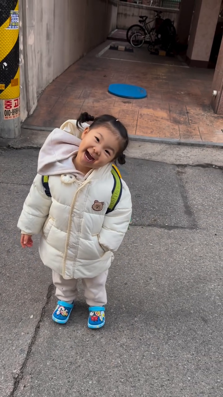 고양이 인사법을 배워온 냐니
인사받는 사람마다 쓰러짐😹
“냥”할때 고개랑 같이 해야한다는 딸
#엄빠쓰러진다 #이쁜내새끼 #아빠닮아애교많음 #애증의크록스 #숨겨도찾아냄 #4살언니👧 #애교쟁이
