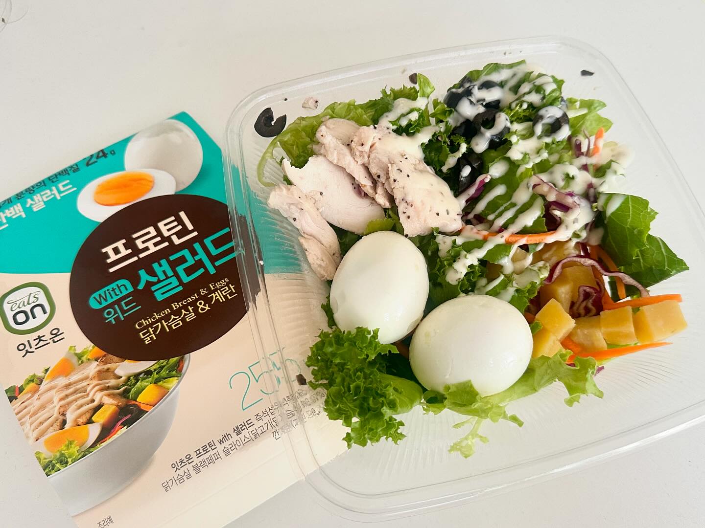 본격적인 다이어트 시작과 함께 배달시킨 샐러드
프레딧 잇츠온 프로틴 샐러드라서 닭가슴살도 들어있고 계란도 왕란이 두개나  통으로 들어있어서 포만감 최고다🤍 칼로리 255kcal라서 부담없고 배송일 이랑 배송시간까지 정할 수 있어서 기다림 없이 먹을 수 있어서 좋다~~~🥗

#다이어트#다이어터#샐러드식단#탄단지#폴드포크#샐러드배달#1일1샐러드 #식단일기#식단기록#프레딧 fredit_official challengers.race #잇츠온샐러드#샐러드#다이어트식단#한국야쿠르트#챌린저스랜선대회