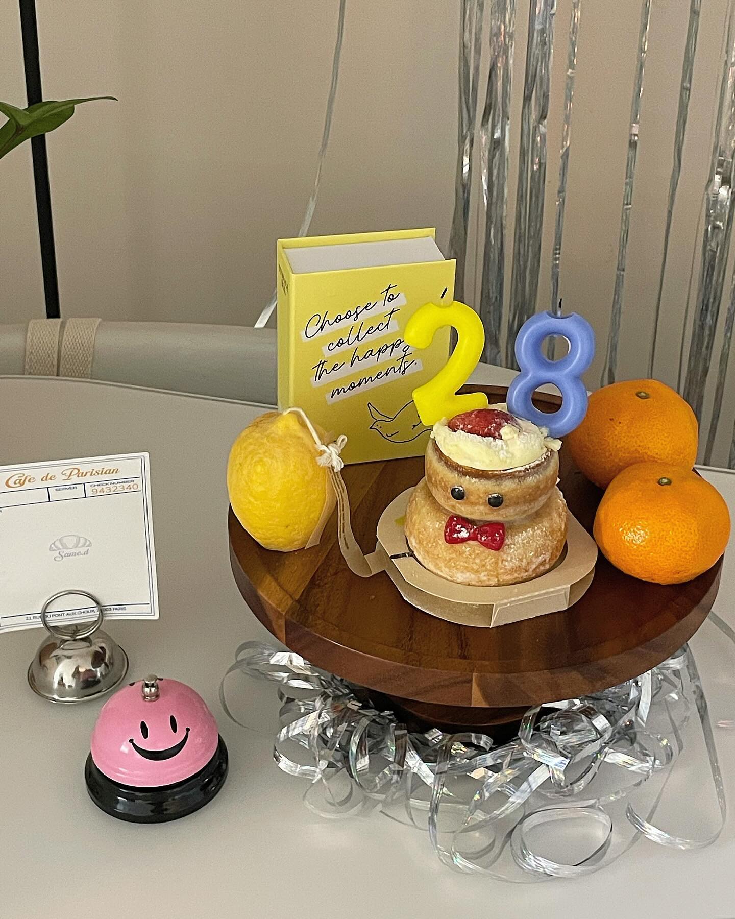 12월 5일 행복했던 내 생일🎂
로린이 재우다가 잠들었다 다시 일어나서 라도 남겨보는 추억,,ㅎㅎ
퇴근 후 집에 왔는데 완전 생각지 못한 서프라이즈를 준비해둔 남편!
손수 미역국이며 생일상 다 차려놓고
혼자 바삐 꾸몄을 생각에 너무 귀엽고 고마웠다..!🥹
케익도 너무 귀엽고,,🫶🏻
이사 올 때만 해도 말을 잘 못하던 로린이가 
이제 내 생일 노래까지 불러준다🎶🎵
음은 모르겠고? 열심히 노래하며 축하해줘서 너무 기쁘고 고맙다!
이 외에 정말 내 사람들이 진심으로 축하해주고 연락줘서
정망 행복했던 2023년 내 생일이었다❤️

만나이 헷갈려서 29를 28로 잘 못 꽂아도 괜찮아~
너무 행복한 걸! 
고마워요 다들🫶🏻🫶🏻