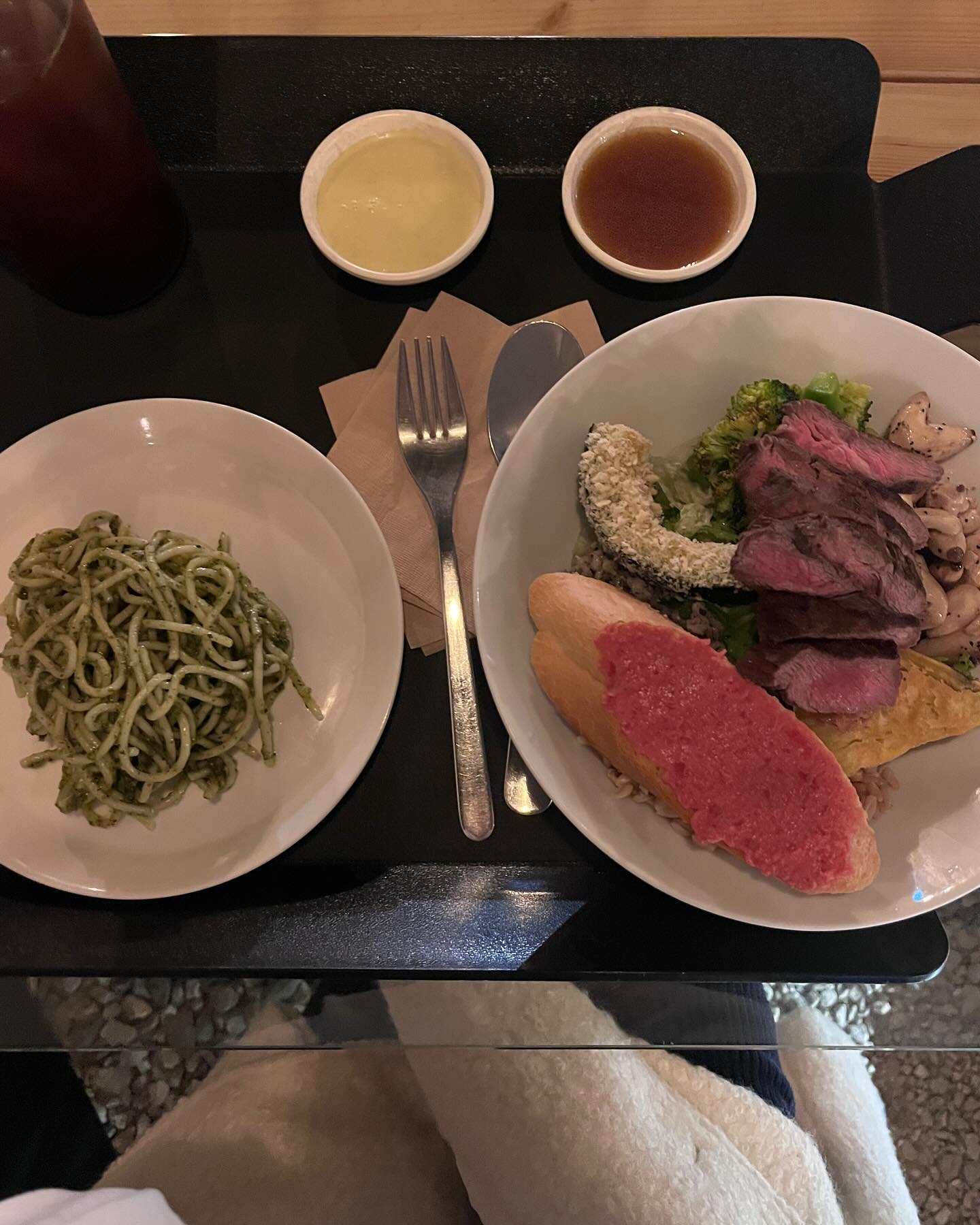 연희동 주민이 사랑하는 연희동 그리고 샐러드는 팔레트샐러드 🎨 𖤐₊˚. 🍴 ˳೫˚∗ 🥗 palette_salad 대성이 지인 중 젤 늦게 갔겠지 허허 ,, 파스타 먹고싶은거 알고 챙겨주고 울 엄빠 스무디까지 따로 챙교줌 🥺 고등학생 때도 네이트온으로 간장비빔국수 레시피 알려주던 너 ,, 🗝️ 이미 양 많고 맛있다고 입이 닳도록 소문나서 왕왕 바쁘긴 할테지만 이름처럼 대성하길 응원해 - ✱ ༘ 🥣 ︴ 🎠 
#연희동맛집 #연희동샐러드 #연희동샐러드맛집