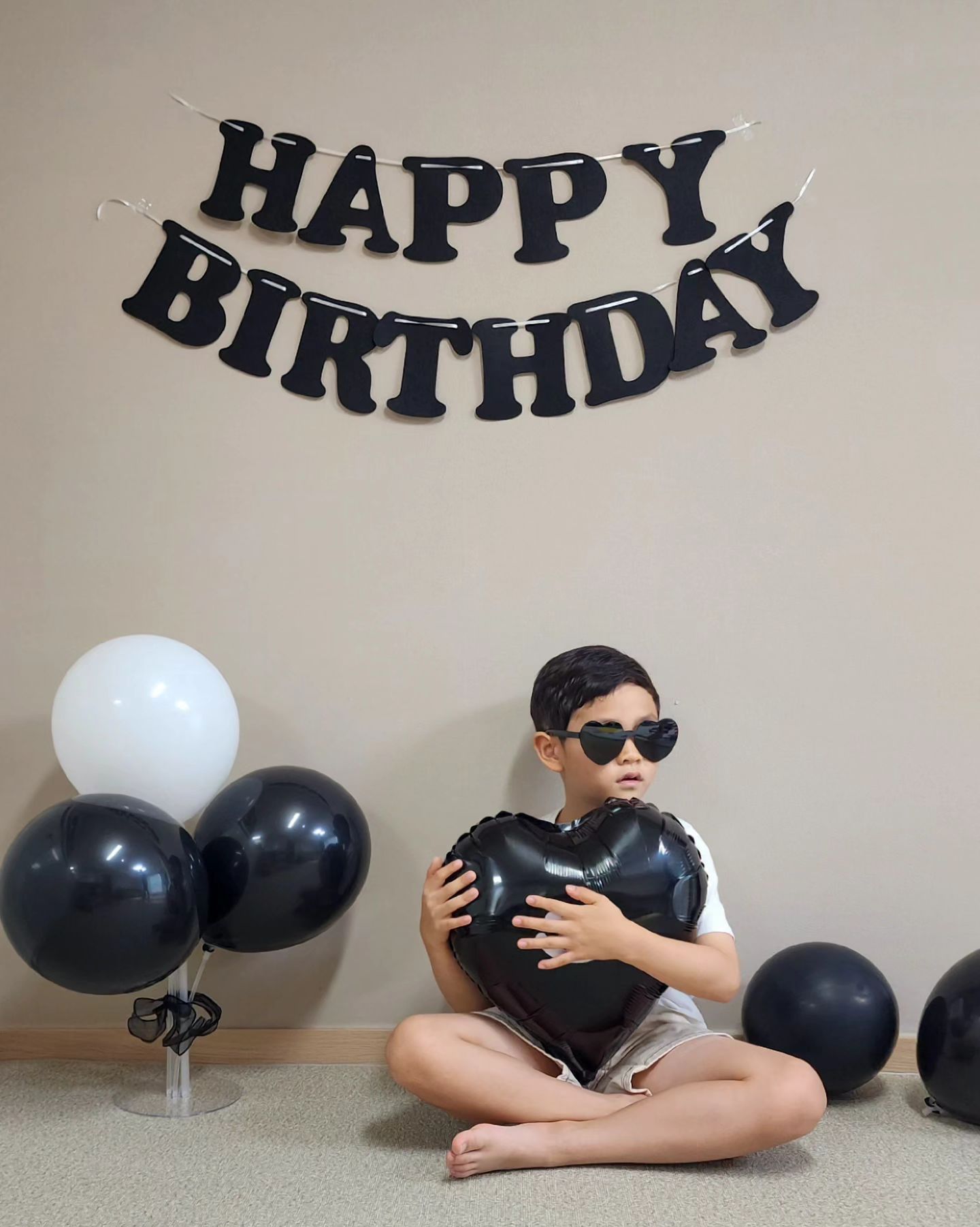 작년 생일 지나고부터 기다렸던
겸이의 여덟번째 생일 :)
초딩겸이 8번째 생일 축하해 🖤🤍
( 파티 끝나고부터 9번째 생일 기다리는 즁.....)

#8th#hbd