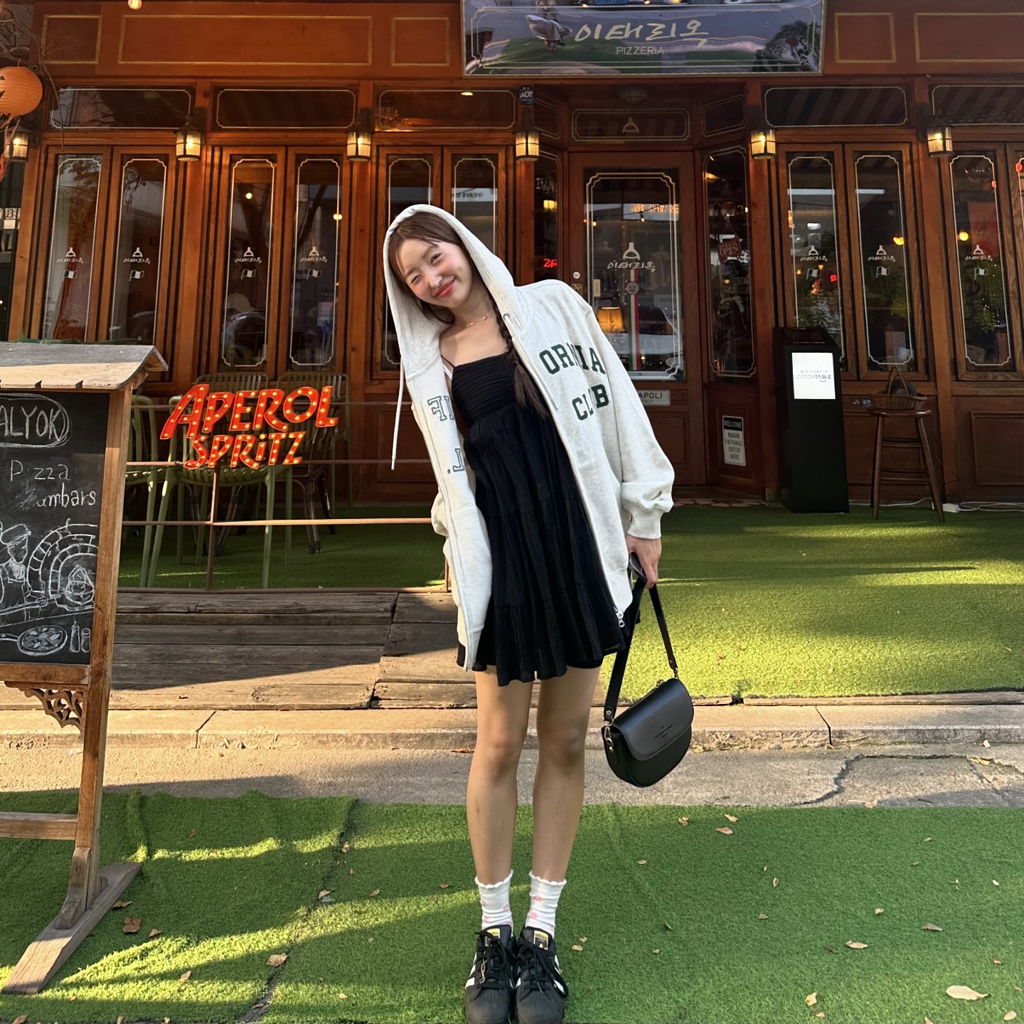 슬슬 가을준비 해야징🍂
기모 안감이여서 따뜻해…🫧🤍

whoaukorea 
whoau_ootd 

#후아유 #후즈크루 #후즈크루7기 #후아유패치셋업 #후아유후드티 #후드티추천 #후드집업코디 #후드집업 #후드집업추천