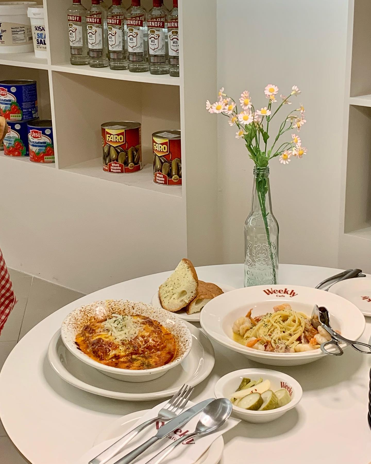 💛 #갈마동맛집 #대전위클리 

대전 갈마동에 새롭게 오픈한 라자냐 맛집 위클리에 다녀왔습니당😆

일단 매장이 너무 예쁘고 아기자기해서 유럽 감성 낭낭하게 느낄 수 있었어요!

-라구 라자냐(21,000)
-새우,초리조,베이컨 오일 링귀네(19,000)

두 가지 메뉴를 주문했는데 정말,, 다 수제로 만든다고 하더니 너무 맛있었답니다❤️

브런치 메뉴로 샌드위치도 퀄리티가 좋고, 미트볼 스파게티도 시그니처 메뉴라 인기 만점이라고 하니까 재방문해서 다른 메뉴들 먹어보러 가야겠어요😊

📍 대전 서구 갈마동 253-45
📍 11:00 - 21:00
(B.T 15:00 - 17:00/L.o 20:00)

#대전맛집 #대전신상맛집 #대전라자냐 #갈마동라자냐 #대전파스타 #대전파스타맛집 #대전데이트 #대전모임 #갈마동데이트 #갈마동모임 #갈마동위클리 #위클리카페