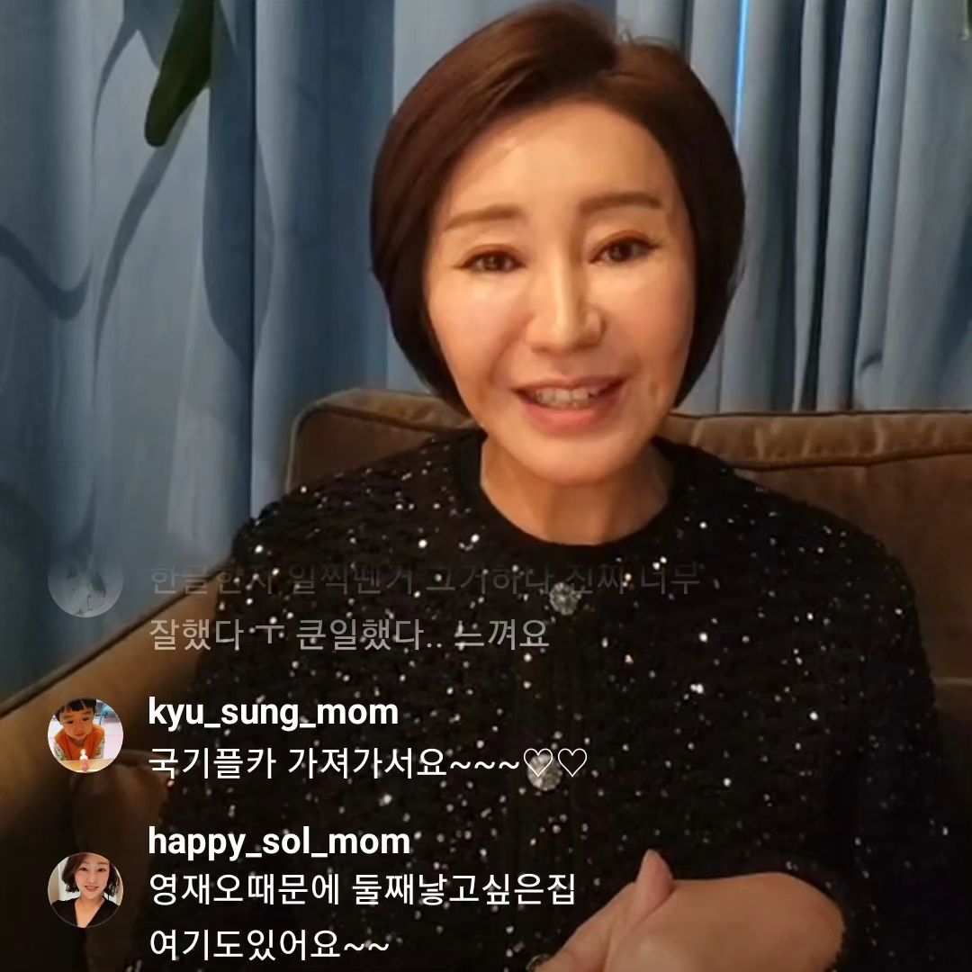 오늘의 라방은 #한글떼기 특집!

그동안 로건이는 영어를 더 좋아해서 알파벳도 알아서 익혔듯이 한글도 자기가 관심이 생기면 익히겠지 라고 손놓고 있던게 무색해졌다...🤣 집에서 가깝고 유명하기도 한 중대부유에서도 한글 영어 수업은 안하니 그거 생각하며 나도 여유부리고 있었는데... 

다른걸 다 떠나서, 다른 애들 식당 카페에서 영상보고 있을 때, 우리애는 책 읽는 아이로 키울 수 있지않겠냐는 소장님 말씀이 너무 확 와닿았고

 36개월 전까지가 황금기라는 말씀에 한번 좌절했다가🤣 아직 늦지않았겠지? 라며 다짐해보는 계기가 됐다ㅎㅎ

통문자에서 낱자로 넘어갈땐 59자 모두 떼지않아도 40자 이상만 되도 가능!

낱자 떼기는 3주가 넘지 않게, 너무 오래되면 글씨는 읽어도 책 내용은 모르는 불상사가 발생할 수 있으므로!

오늘도 많은 걸 배웠습니다😍

imseoyoung1144 

#우뇌교육 #놀이교육 #영유아한글 #임서영소장 #플래시카드 #한글놀이 #영재교육 #홈스쿨링 #한글떼기 #한글놀이 #엄마랑한글 #유아영어 #유아한글 #엄마표한글 #두뇌교육 #두뇌자극 #3세한글 #4세한글 #5세한글 #영재오서포터즈1기
