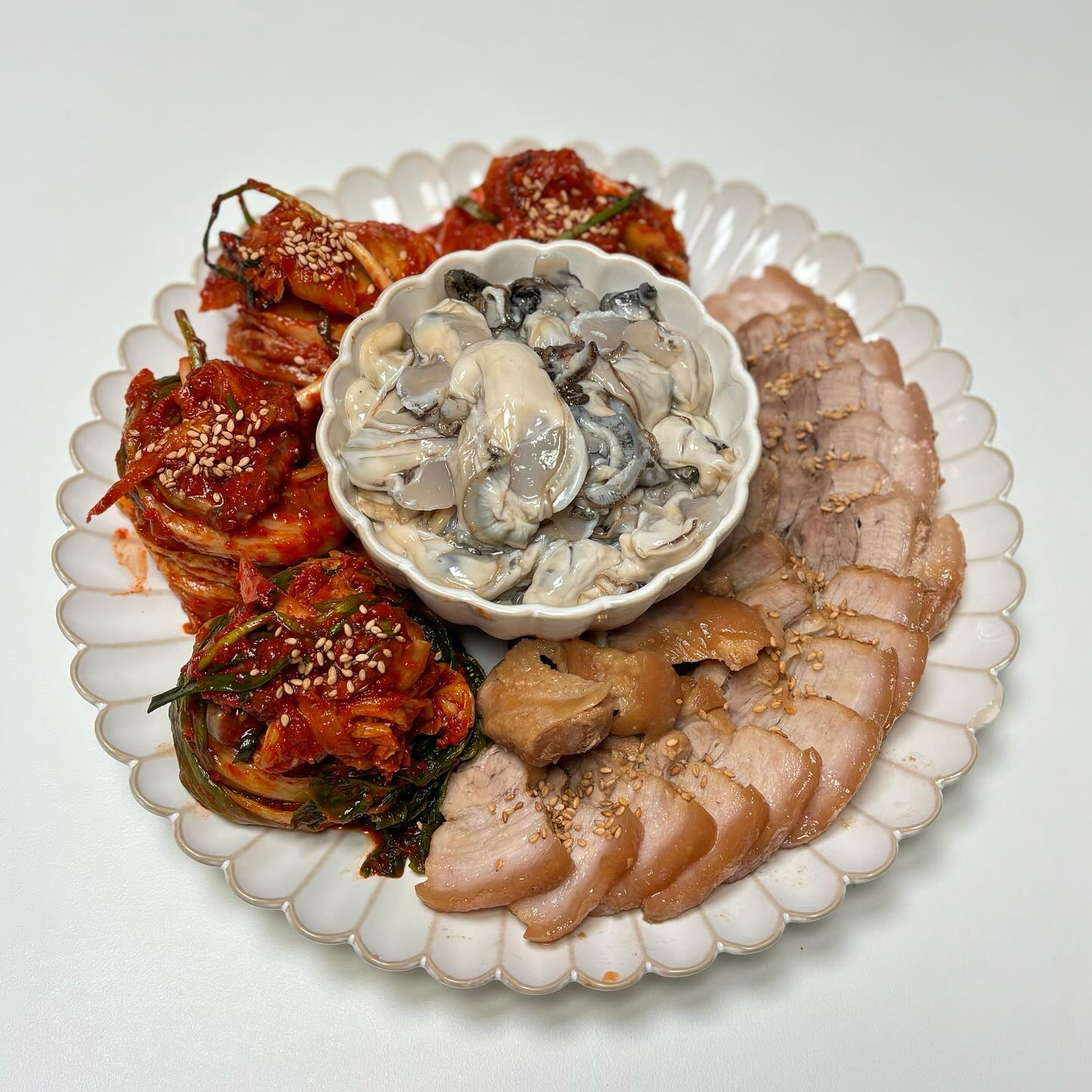 김장김치와 굴,수육 조합 
안드셔보신분???

이때쯤이면 집집마다 김장냄새와 수육냄새 가득하죠~ 
올해는 유독 맛있는 김장김치덕에 
몇번재 수육을 삶는지 모르겠어요. 

그러다보니 담는 그릇도 여기저기 담아보았는데
역시 제일 베스트는 
국화식기가 너무 찰떡이었어요!!

큰접시에 굴은 많이먹을거니까(욕심쟁이) 
밥그릇을 가운데 놨더니 찰떡이더라구요!!
손님와도 끄떡없는 참된 조합이 되었어요. 

이조합 찬성 🤚 하시면 친구들과 공유해주세용~ 
좋은건 함께 해야죠????