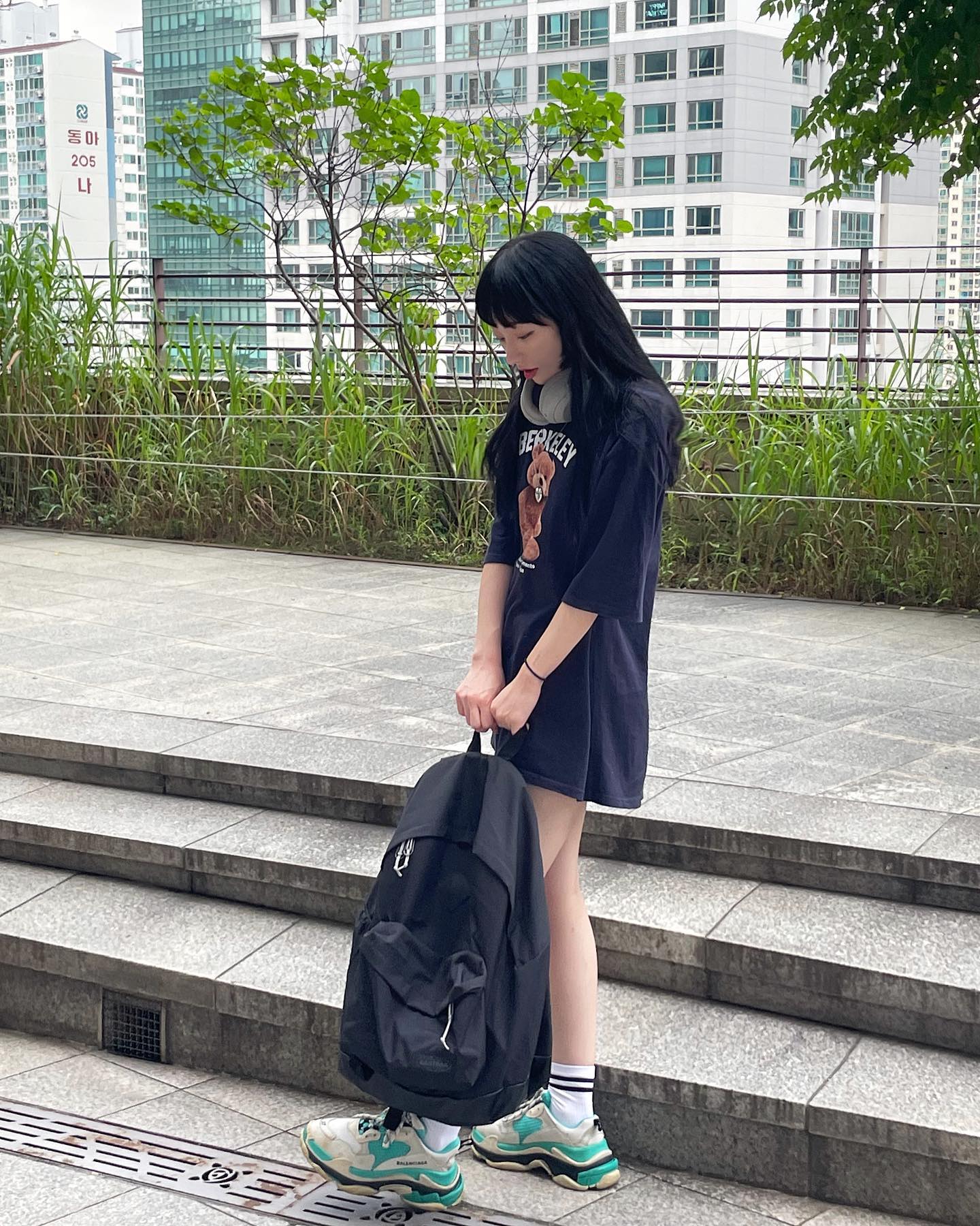 #협찬 eastpak_korea 
<와이오닝XL>의 수납력은 나같은 보부상에게 완조니 찰떡인것..
지금은 공부자료만 한가득 넣고 다니지만
언넝 시험 끝나서 와이오닝 하나 메고 마음 가볍게 여행가는 날이 오기를🥺🐻
-
-
-
-
 #스트릿 #데일리 #팝업스토어 #카페 #20대여자가방 #20대남자가방 #스트릿 #고프코어 #레트로 #뉴트로 #가을 #캐주얼 #백팩 #메신저백