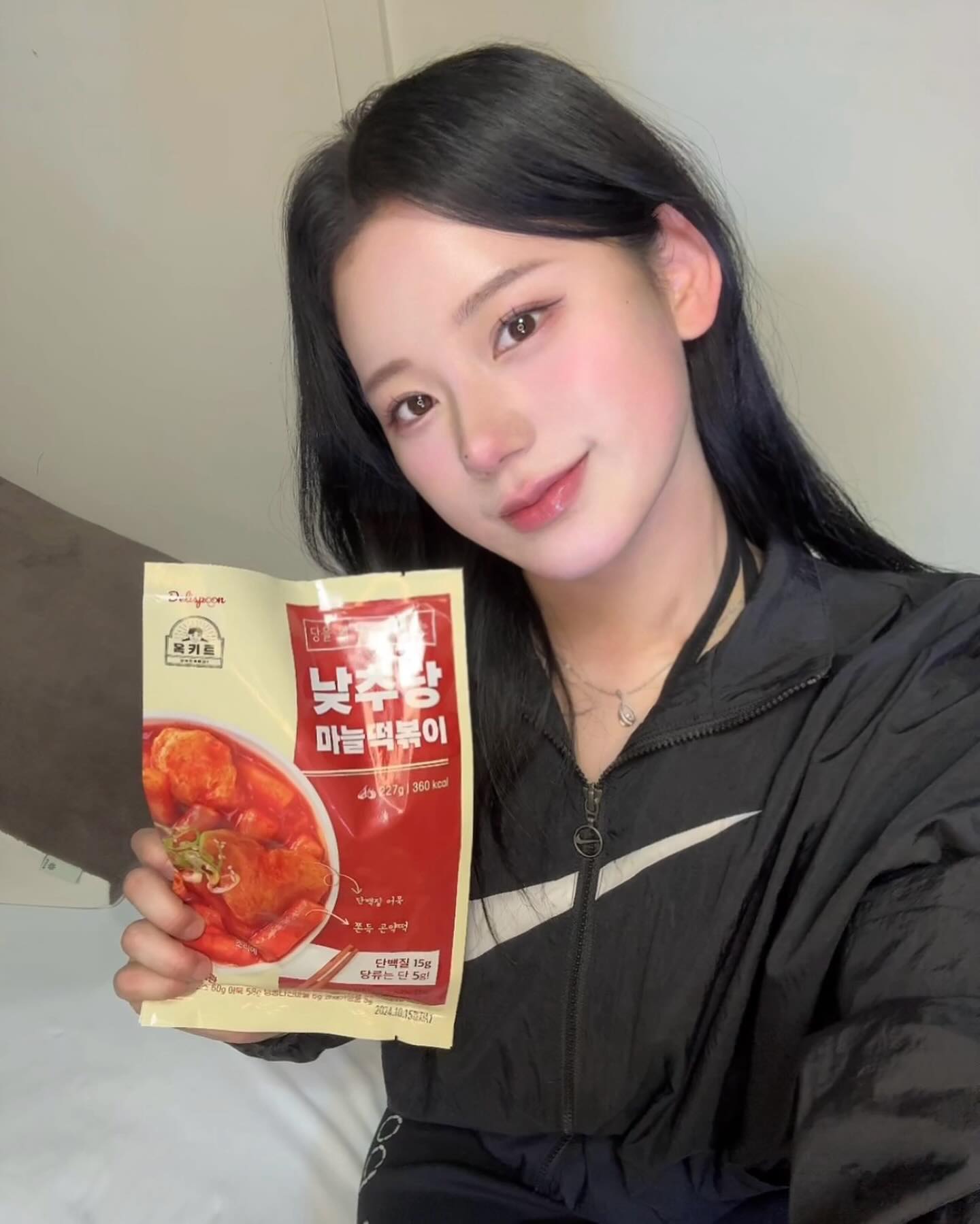 #협찬 delispoon
단백질 15g 당류 단 5g, 델리스푼 낮추당 마늘떡볶이🍴
⠀
최근 만족도가 높았던 델리스푼에서 잇더핏 쉐이크에 이어 - ̗̀ 저당 떡볶이̖́- 도 출시했어요 ✨
낮추당 떡볶이는 곤약과 쌀을 배합해 쫀득하면서 칼로리를 낮췄고, 특제 저당 소스로 당을 5g으로 낮춘 저당 떡볶이에요. 귀여운 어묵들도 어육 함량을 높여 단백질도 챙기면서 탱글 해서 너무 맛있더라고요!
⠀
2팩이 한 세트로 맛은 시중에 파는 맵•달 떡볶이 그 맛 !
정말 맛있는 떡볶이였는데요, 저당에 밀키트인데 이렇게 맛있어도 되나 놀라웠어요. 떡볶이가 죄책감까지 덜어준다니 . . 🥹 놀러 가거나, 캠핑장 가서 해먹으면 인기템 될 거 같아요 🏕️🌳🫶🏻
⠀
떡볶이를 정말 좋아하지만, 다이어트 때문에 참았던 적이 많았는데 이건 쟁여놓고 먹고 싶을 때마다 부담 없이 해먹을 수 있다는 점이 획기적이었어요.
⠀
오늘도 같이 건강하고 맛있는 식사해요! ♥
⠀
#낮추당마늘떡볶이 #저당떡볶이 #식단관리 #저당 #다이어터 #유지어터 #간식추천