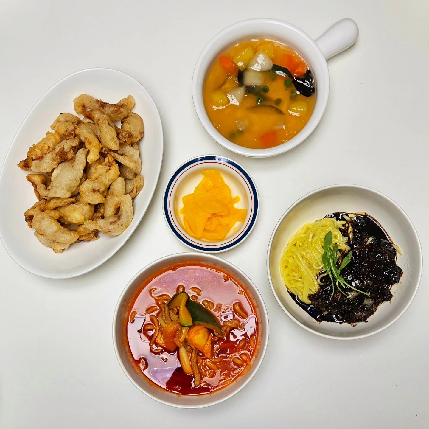 #협찬 #수상한밀키트 

집에서 중국집같은 느낌으로 
유명한 대가 짜장 짬뽕 탕수육을 먹어봤어요. 

진짜 중국집같은맛의 간짜장, 국물이 끝내주는 고기짬뽕에 바싹쫄깃한 탕수육까지!! 
정말 간편한 조리 후 금새 한상차려 먹었네요. 

스토어에는 냉장 냉동을 선택해서 구매할 수 있도록 되어있던데 저는 언제나 냉동파!! 

탕수육은 
고기 프라이팬에살짝 또는 에프기에 휘릭 
+ 소스 전자렌지돌려 곁들이기
짜장은 
면따로 야채따로 휘릭 끓이고 볶아 그릇에 담기
짬뽕은 
면과 건더기가 이미 같이 냉동되어있어 라면끓이듯 끓는물에 휘릭 끓이면 끝!! 

검증된 중식밀키트 👉https://smartstore.naver.com/susangm

#대가간짜장 #대가짬뽕 #짬뽕밀키트 #짜장밀키트 #탕수육밀키트 #짬뽕밀키트 #짜장밀키트 #탕수육밀키트 #짬뽕추천 #짜장추천 #탕수육추천 #중국음식추천 #디너의여왕