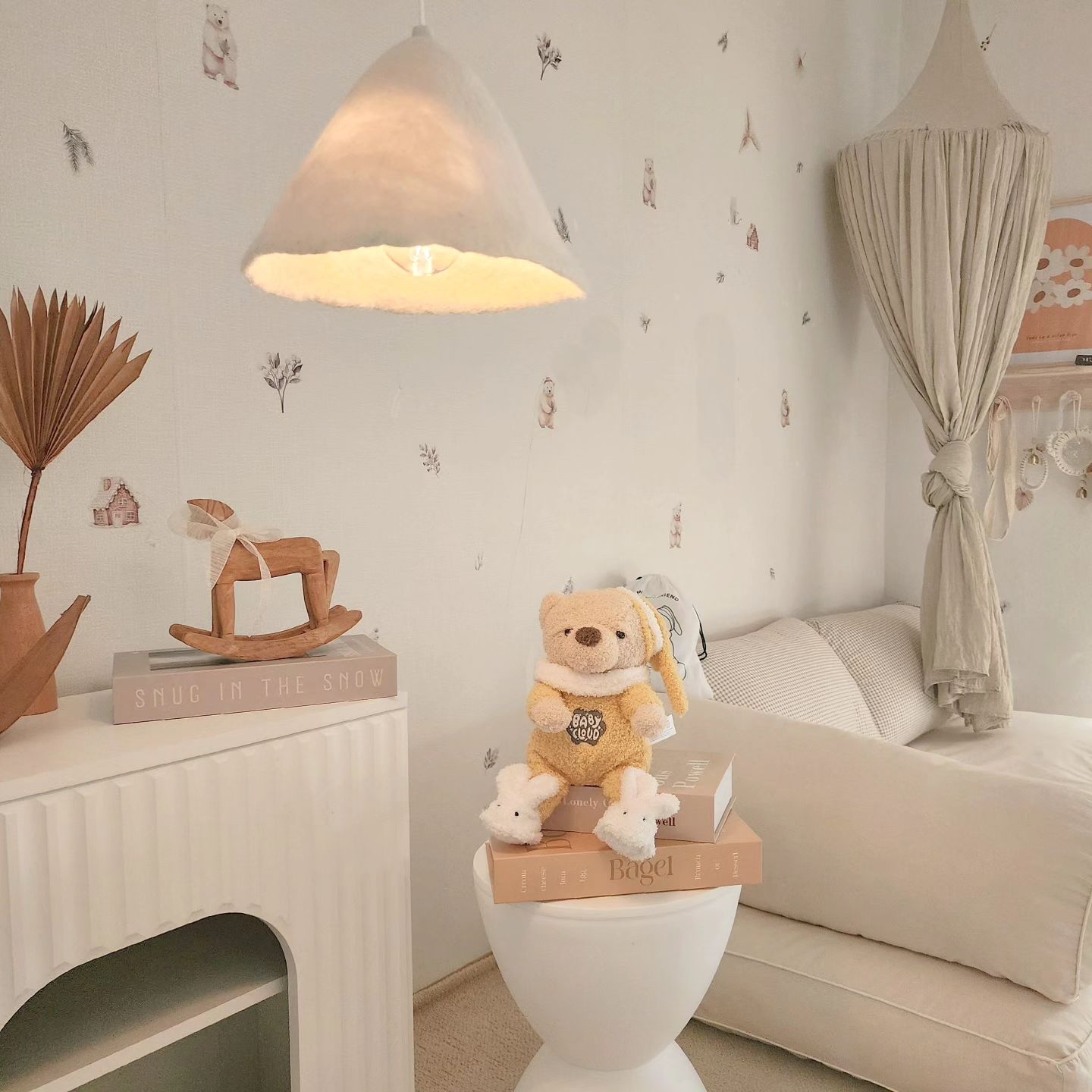 #제품제공 babycloud_official #이벤트당첨

지모둥이에게 온 부드럽고 포근한 베어인형🐻

너무 이쁘죠..🤎
우리아이 첫번째 안정감주는 애착친구!!!

진짜 너무 기엽다구요..심쿵🤎
심지어..그냥 방에 두어도 
너무 이뻐요.!!!!🤎

요즘에 지안이랑 모준이가 인형들을 진짜 조아하는데!
이렇게 이쁜 베어친구가 지모네에 도착🐻🫰

✔️심지어 옷도 입히고 신발도 신기고 벗길 수 있구요!
집서 베이비클라우드 베어인형을 동생챙기듯이 챙기고 역활극하더라요?🤎

수면양말로 쓰는 면소재여서 부들부들해요🤎
자꾸 만지고 싶은 촉감!

본드 부착 방식이 아닌 단추형 부착방식으로 안전하구!!!!

신생아부터 안전하게 사용 가능🤎
✔️영유아완구 KC 인증 완료까지,..완벽!!!!🐻

다음피드엔 울 지모둥이가 베이비클라우드와 함께하는 일상과
어떻게 노는지 공유하께요~!!!🐻🤎🐻