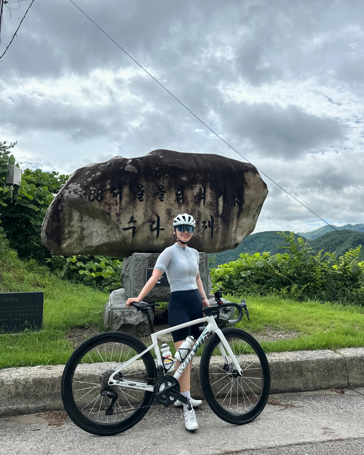 ⛰️🚴🏻‍♀️💦🥔🌽🍉🥓🥗🍅🍑🥚

영월 수라리재 라이딩 & 엄빠의 농장 밭캉스💕

라이딩 초반에 수라리재 넘고 평지 인터벌 연속에서 숨넘어갈뻔했네ㅋ
#이달앤영월 카페에서 커피랑 감자빵 고구마빵 보급🥔 넘 마시따!
늦잠잔 푸도리는 카페에서 조인했는데 자전거 타자고 꼬셔서
마지막 20키로 2%짜리 약오르막 라이딩 태우기 ㅋㅋ
10키로 남겨두고 계곡이 보이길래 10분만 호다다ㄱ 입수💙

비올까봐 조마조마했는데 끝나자마자 비 쏟아지고
목욕탕 갔다나오니 비그치는 나이스타이밍! 🤭

⛺️영월 엄빠 농장에서 고기궈먹고 밭캉스🌽
옥수수를 한솥쪄놓으셔서 남겨도 괜찮다 닭들주면 된다하니까 
바리바리 다 챙겨가는 서울애들 귀엽드래요ㅋㅋ 
가을엔 고구마캐는거 도와드리자💕 

.
. 
👚 ulvinekr 
⛑️ nanux_networks 
👟 lakecycling_kr 

#레이저헬멧 #나눅스네트웍스 #얼바인 #라이딩 #사이클 #cycling #cyclelife #레이저스피어 #레이크사이클링 #위아위스 #lakecyclingshoes #사이클링 #레이크클릿슈즈 #사이클복