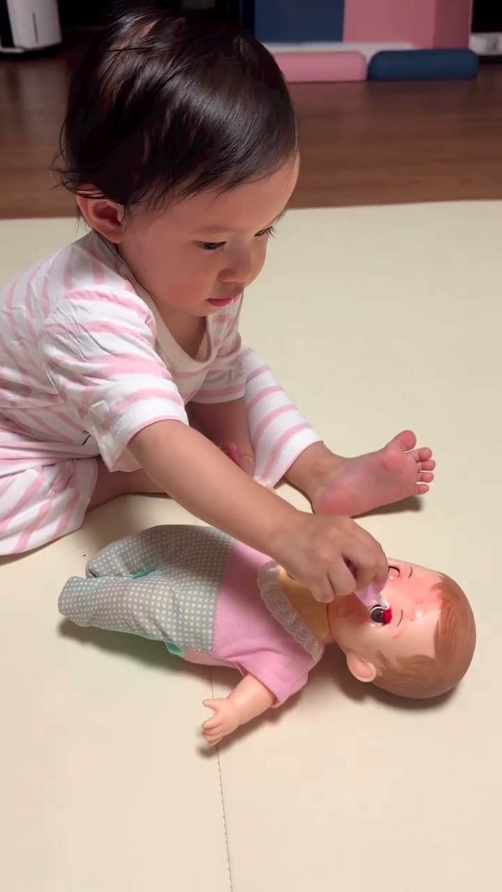 아가 화장해주기 
립글로즈로 아주 팩을 해줬뿌네 공주야
근데 .. 너 언제 잘꺼니 ?